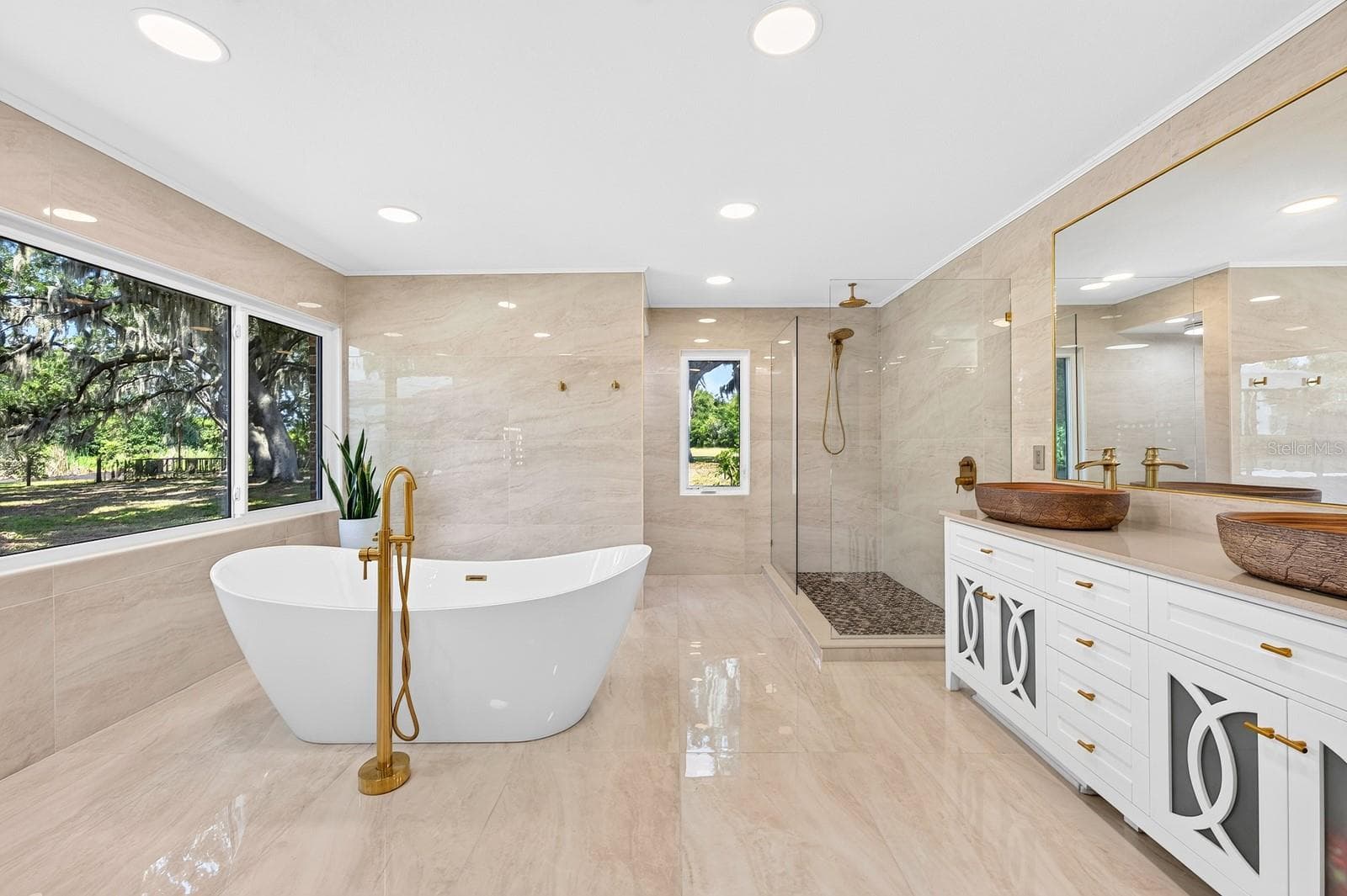 Upgraded primary en-suite bath. - 1600 E 10TH ST, ST CLOUD