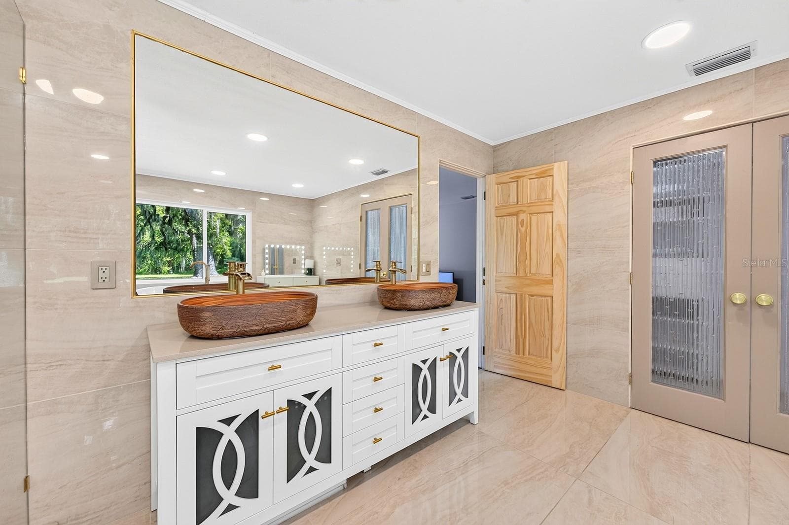 Upgraded primary en-suite bath. - 1600 E 10TH ST, ST CLOUD