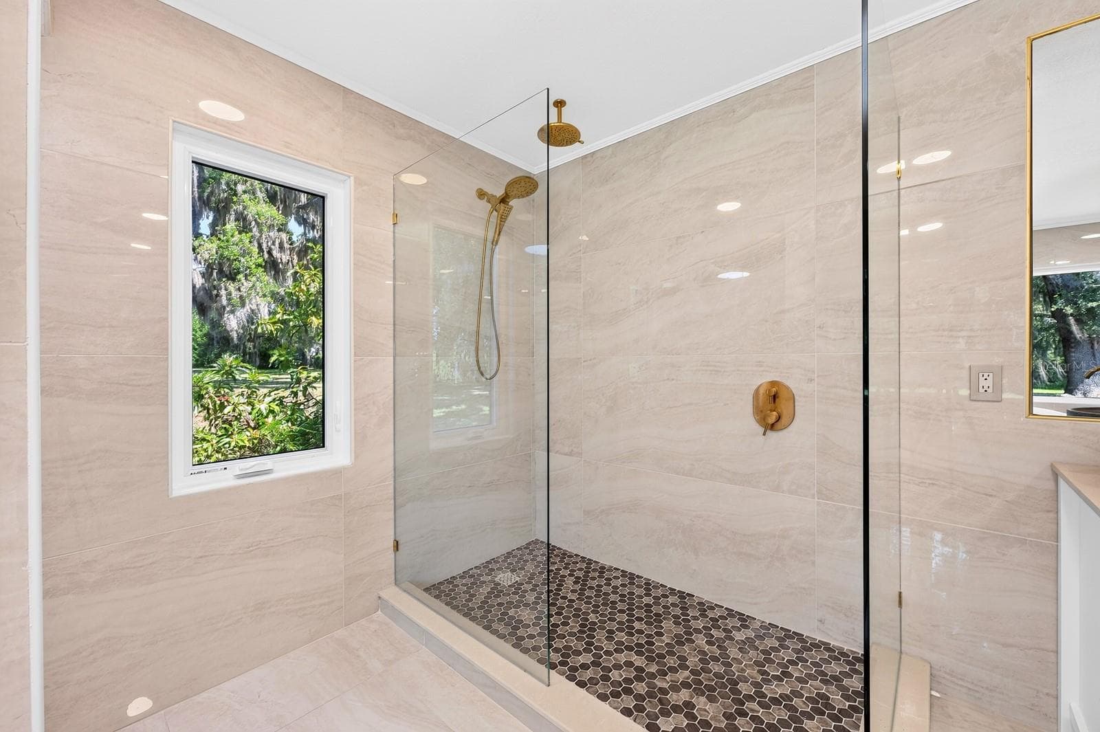 Upgraded primary en-suite bath. - 1600 E 10TH ST, ST CLOUD