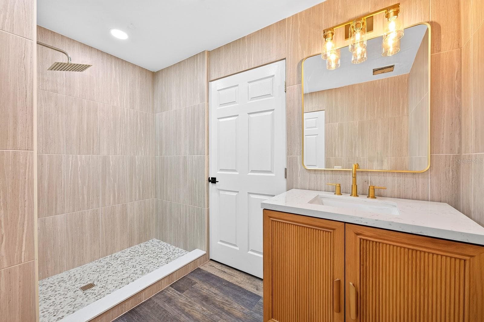 Full guest bath. - 1600 E 10TH ST, ST CLOUD