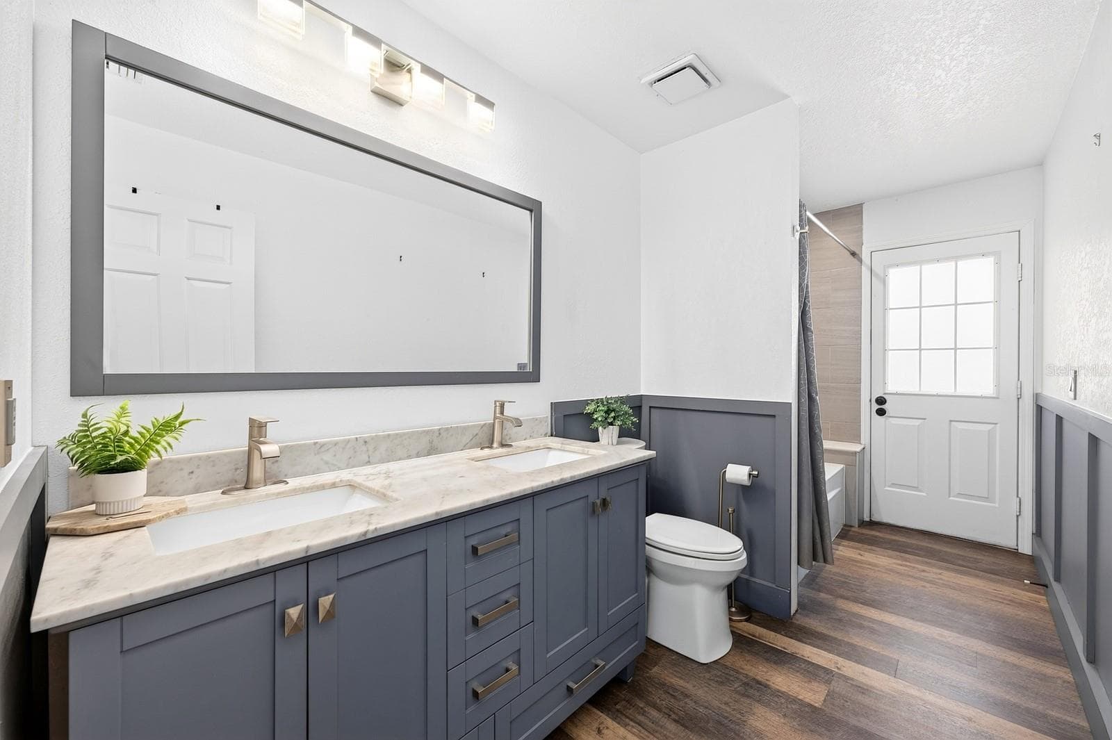 Full guest bath. - 1600 E 10TH ST, ST CLOUD