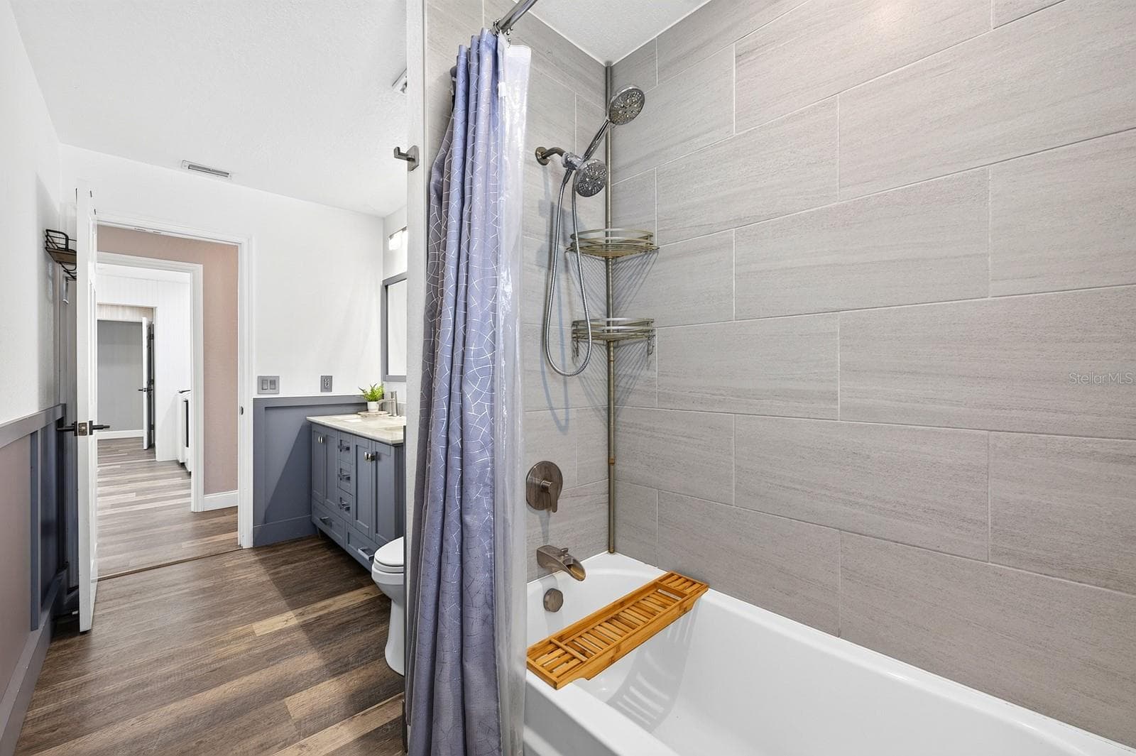 Full guest bath. - 1600 E 10TH ST, ST CLOUD