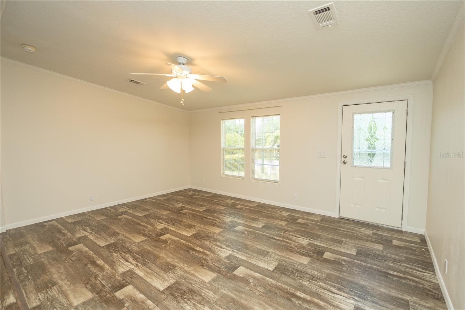 Manufactured Home at 242 SKYLINE DR, LADY LAKE, photo 5 of 34