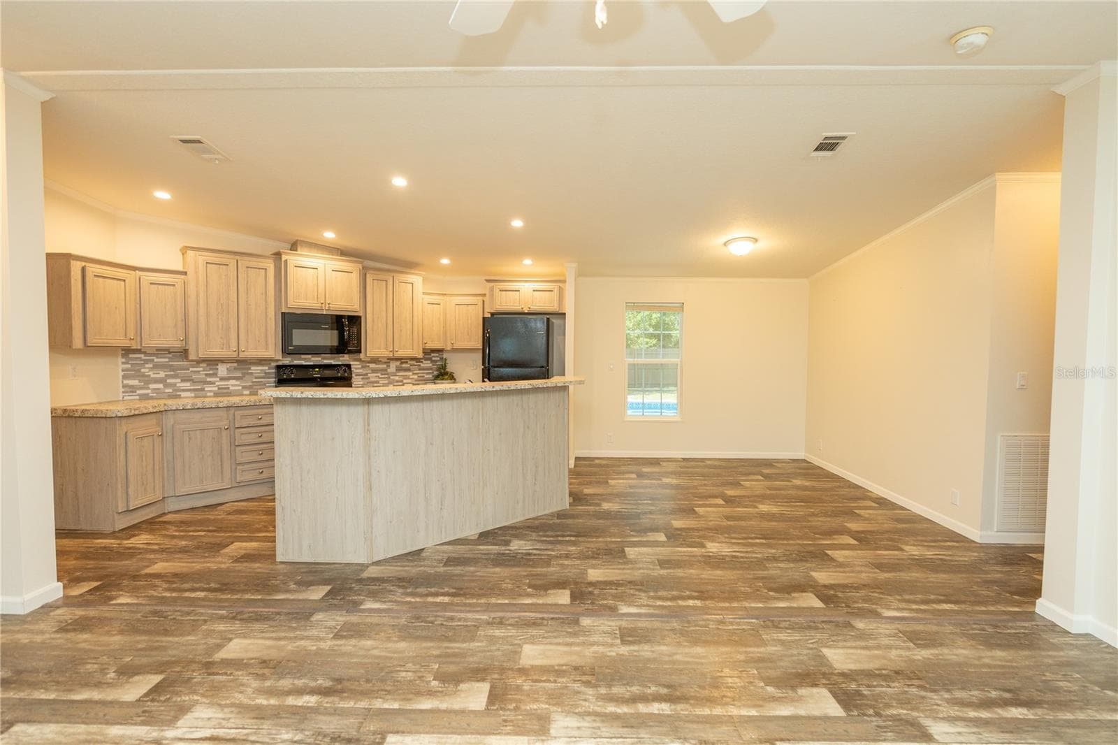 Manufactured Home at 242 SKYLINE DR, LADY LAKE, photo 7 of 34
