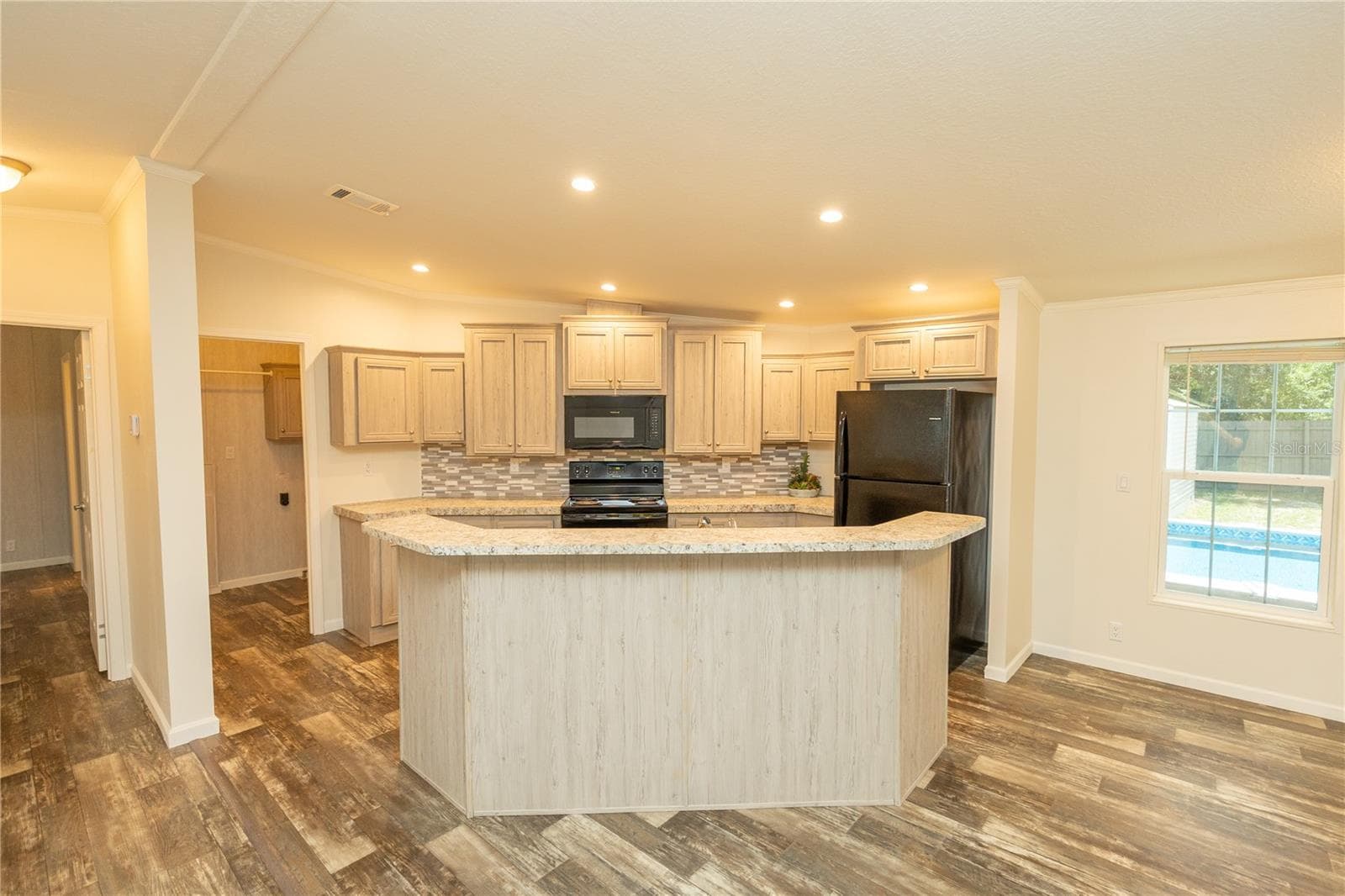 Manufactured Home at 242 SKYLINE DR, LADY LAKE, photo 8 of 34