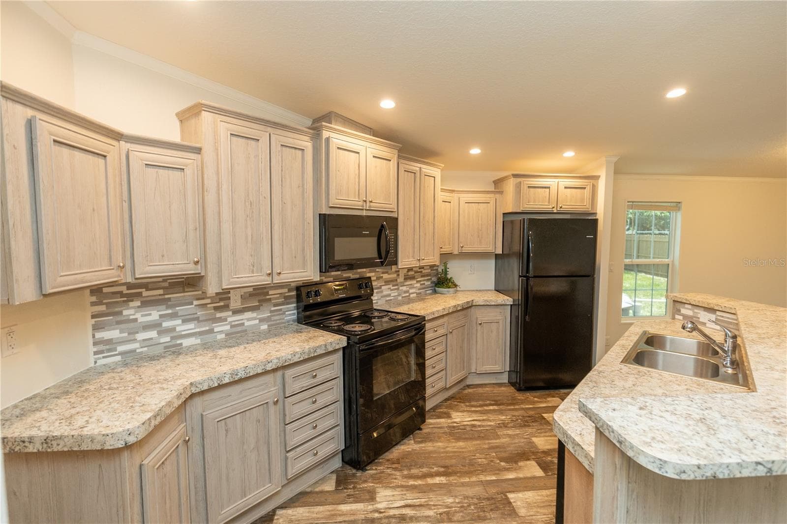 Manufactured Home at 242 SKYLINE DR, LADY LAKE, photo 9 of 34