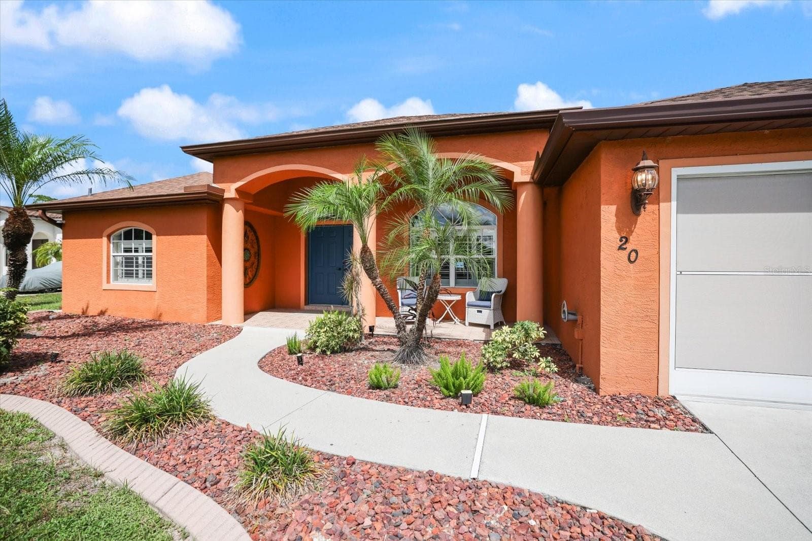 Double Garage door with screens - 20 CORY ST, PORT CHARLOTTE