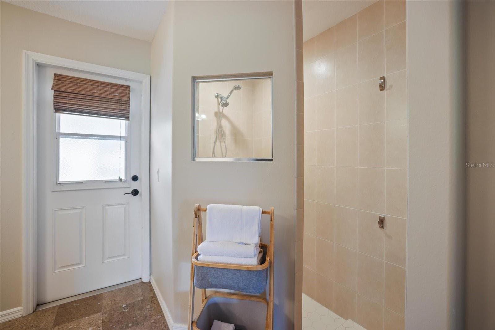Deep walk-in shower - 20 CORY ST, PORT CHARLOTTE