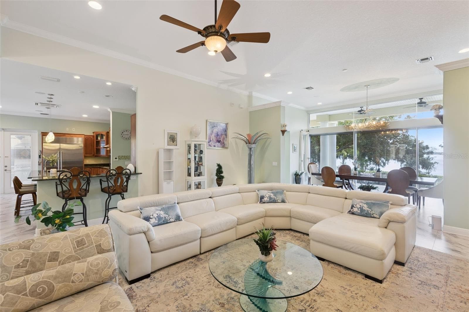 Family room with crown molding - 12128 LAKESHORE DR, CLERMONT