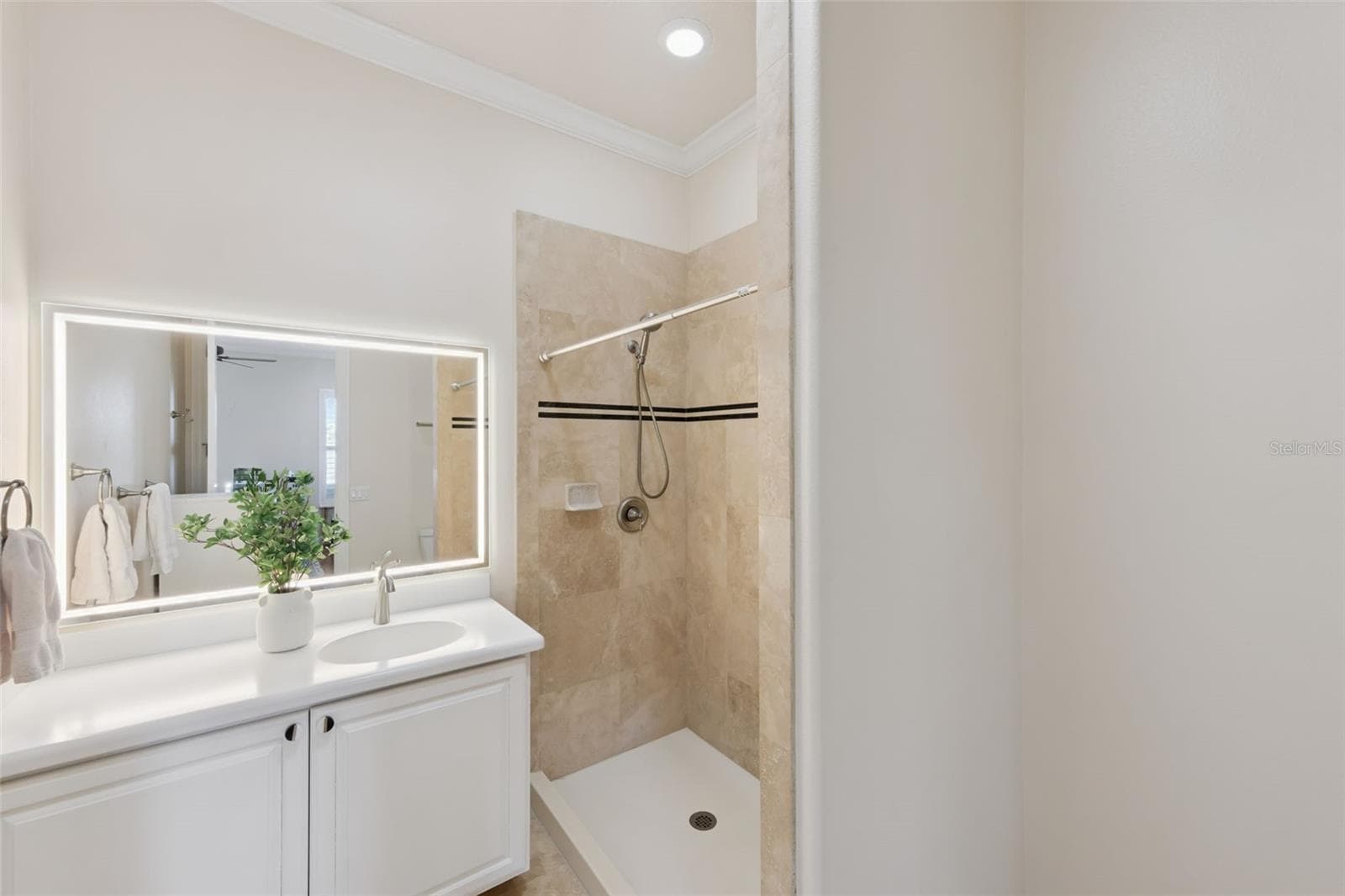Full bathroom inside bedroom #1 - 12128 LAKESHORE DR, CLERMONT