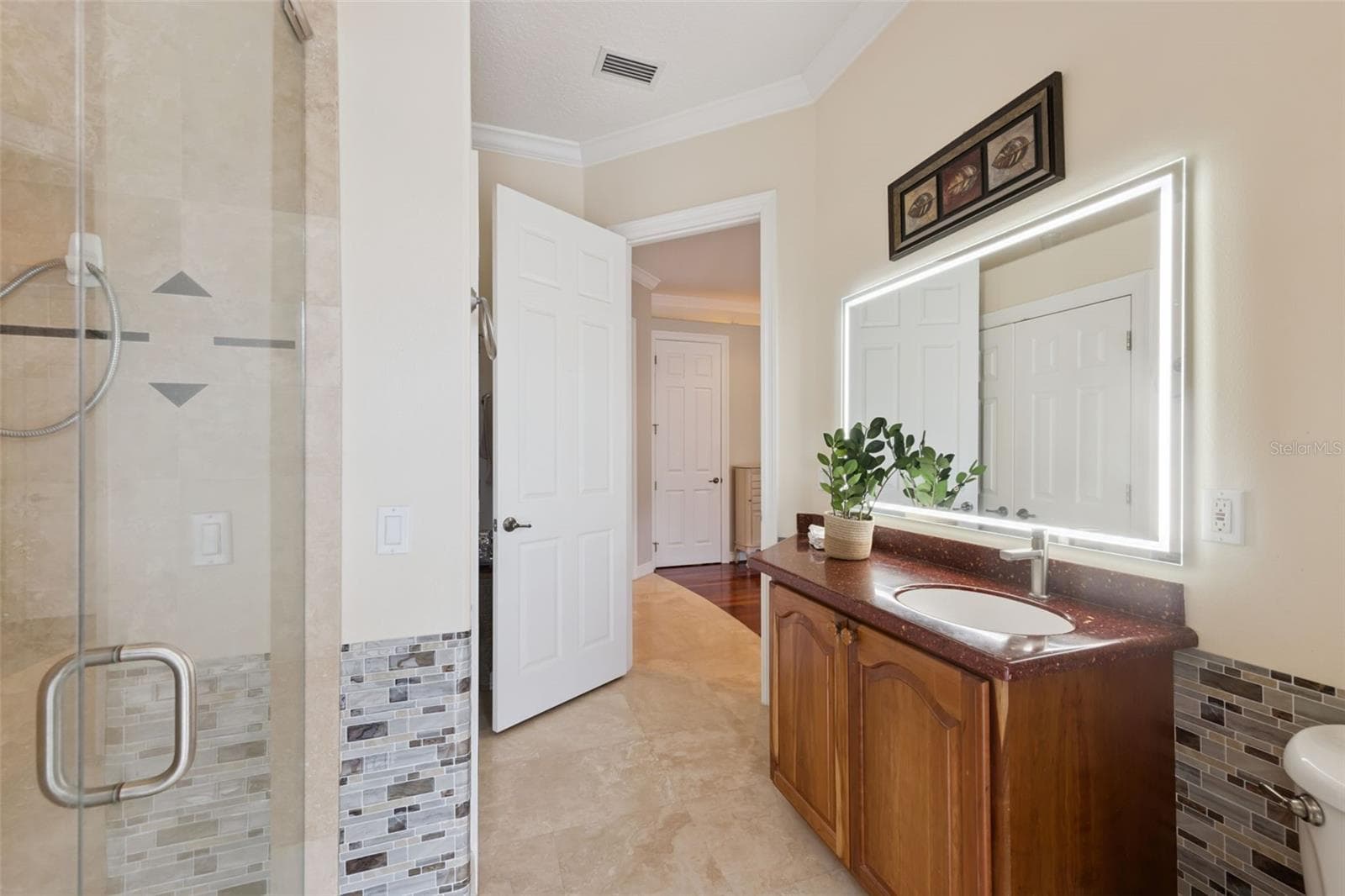 Right hand side en-suite in primary bedroom, with walk-in shower and pool access - 12128 LAKESHORE DR, CLERMONT