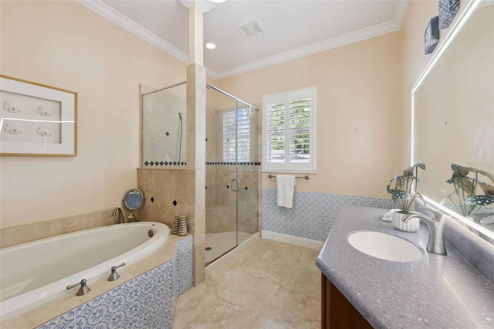 Left hand side en-suite in primary bedroom (with bathtub) - 12128 LAKESHORE DR, CLERMONT