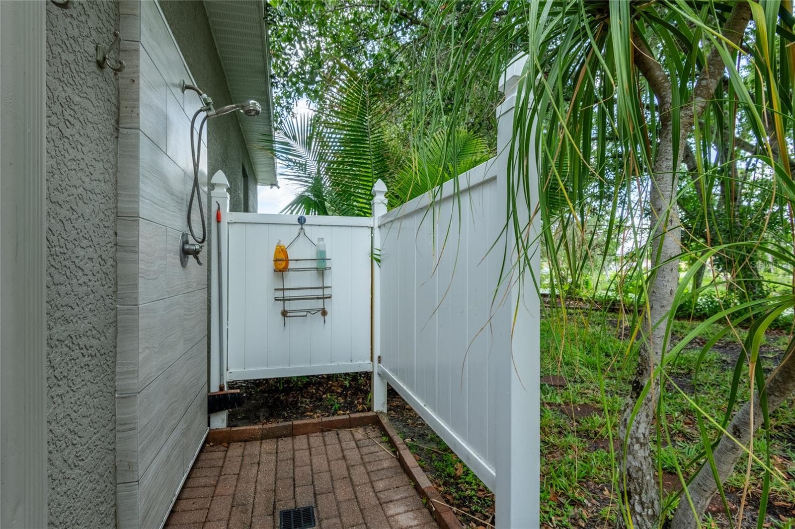 OUTSIDE SHOWER!! - 21629 SILVER BAY PL, LAND O LAKES