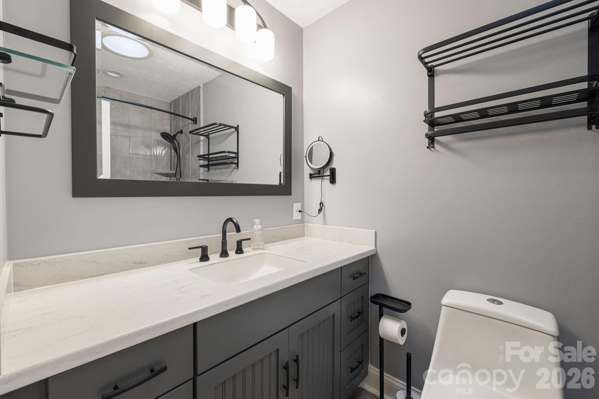 Hall Bath. - 10 Botany View Court, Asheville