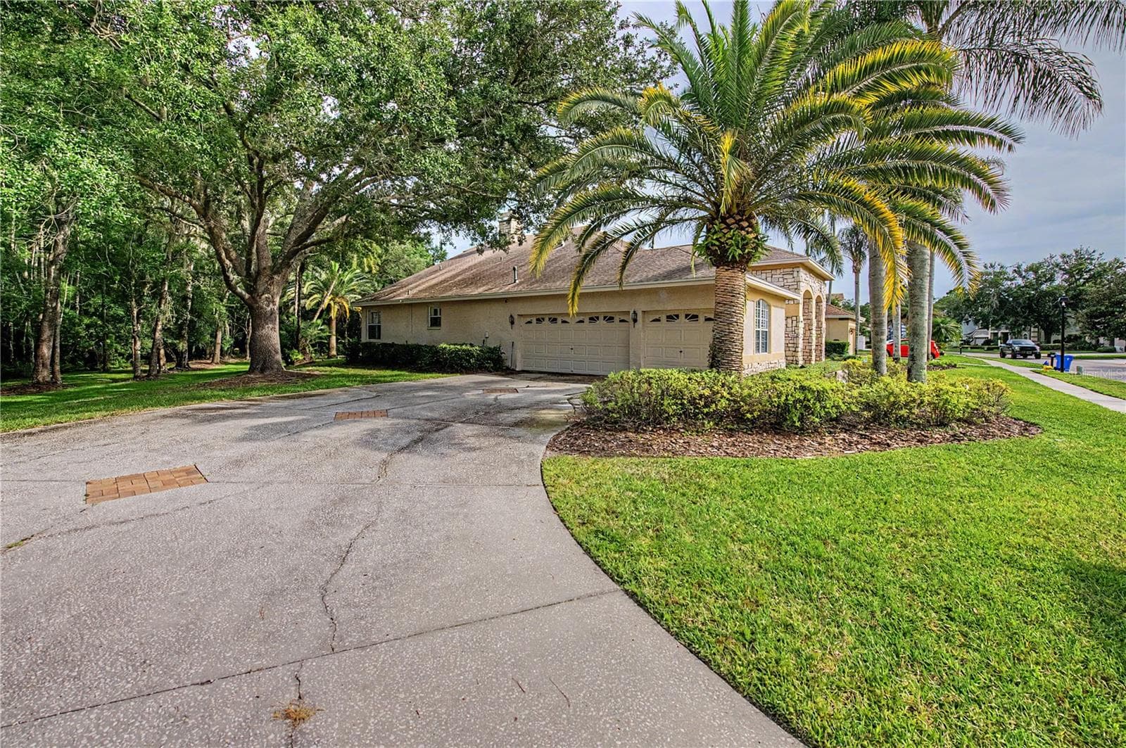 Single Family Residence at 18615 CHEMILLE DR, LUTZ, photo 2 of 40