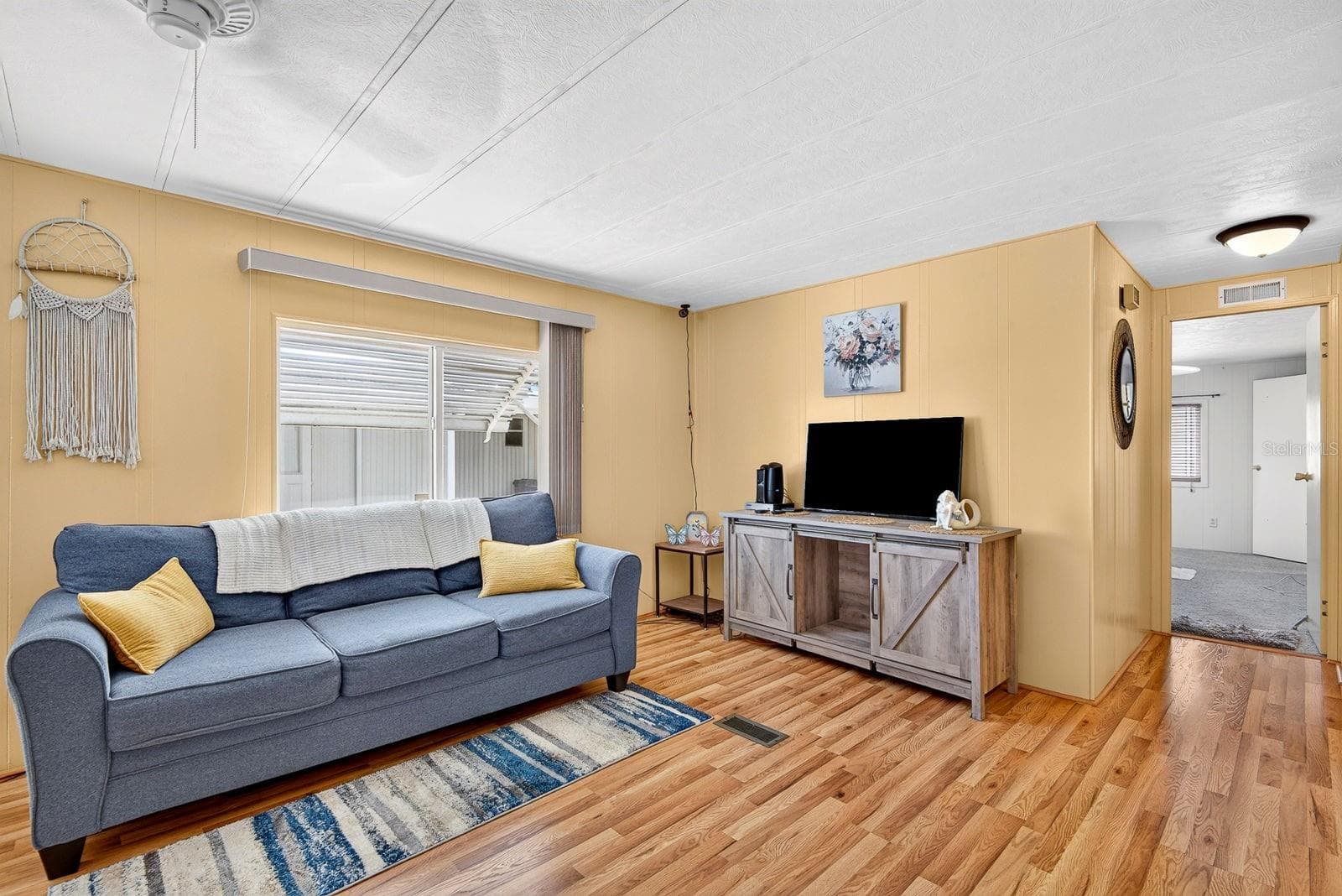 Large open living area facing back and side of home - 2107 PALMA SOLA BLVD #17, BRADENTON