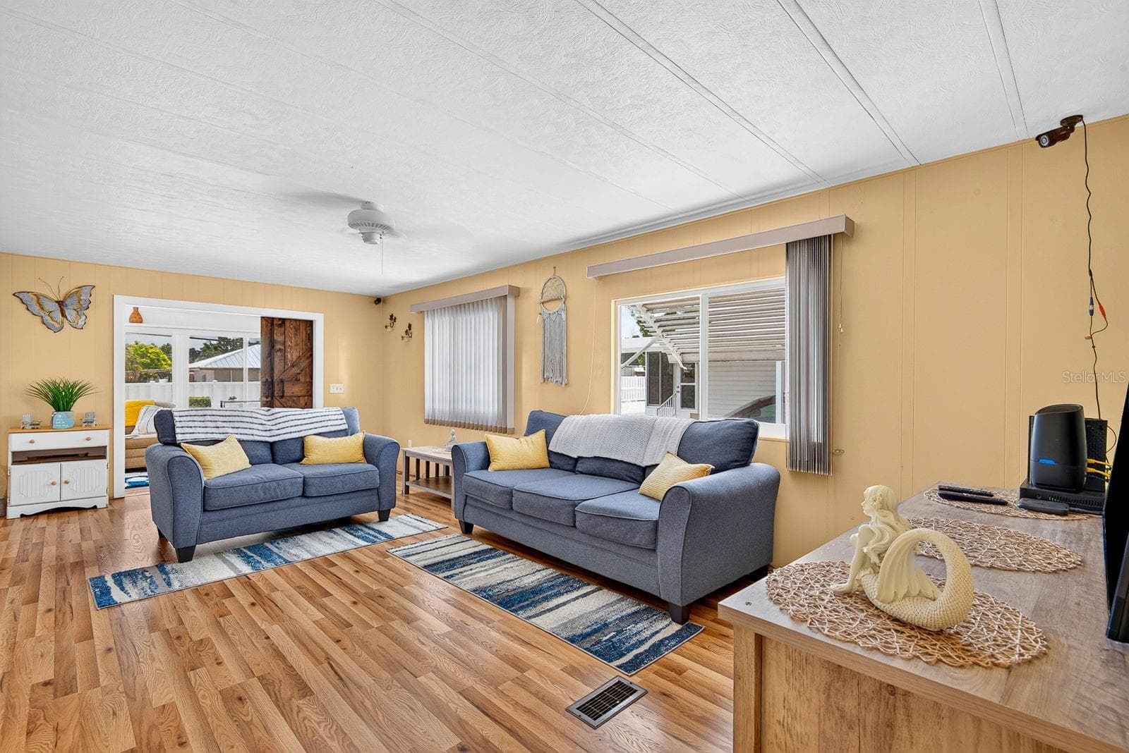 Large open living area facing front of home - 2107 PALMA SOLA BLVD #17, BRADENTON