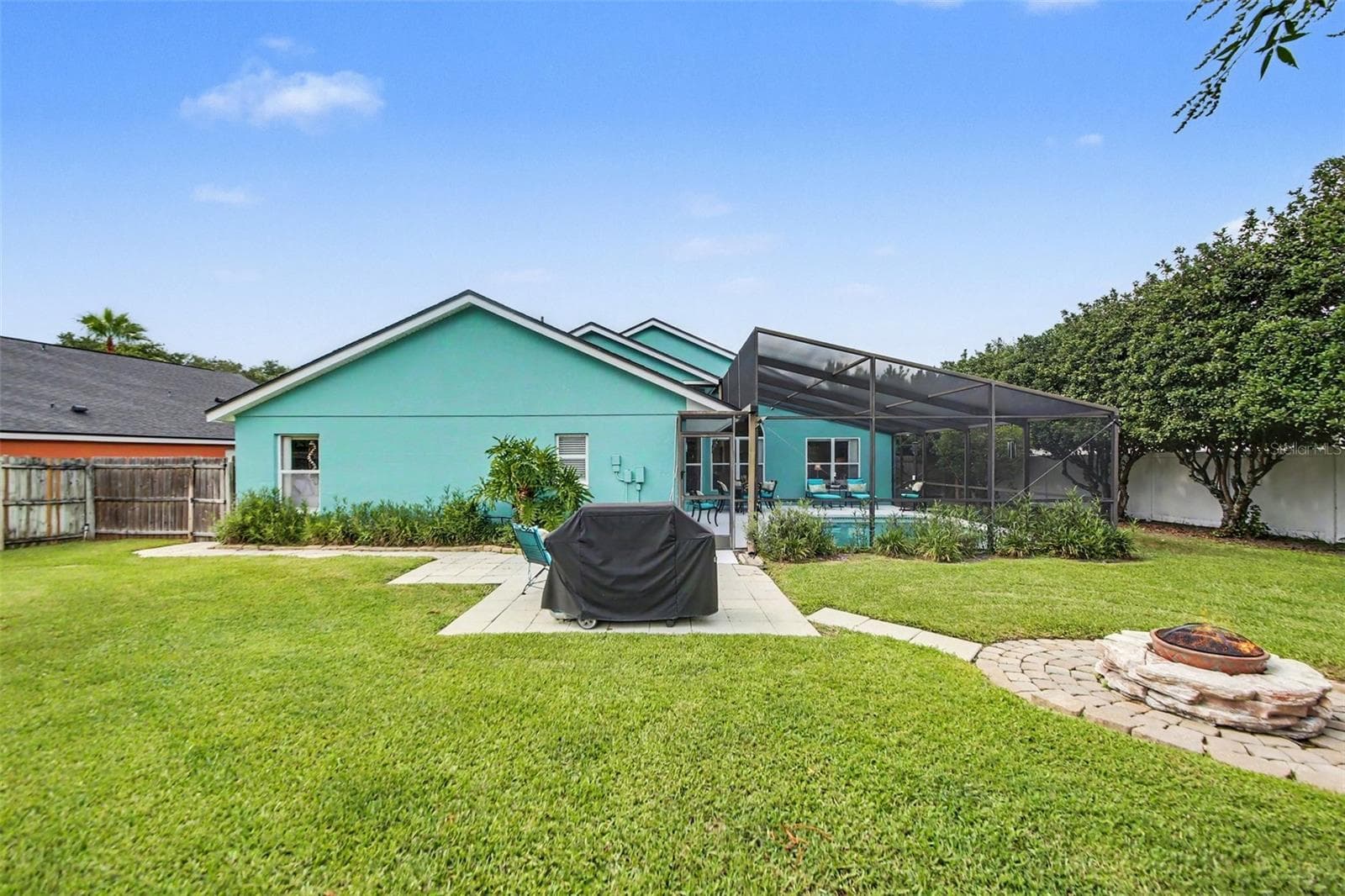 Large Backyard with Firepit and Grill Space - 1986 CRYSTAL DOWNS CT, OVIEDO