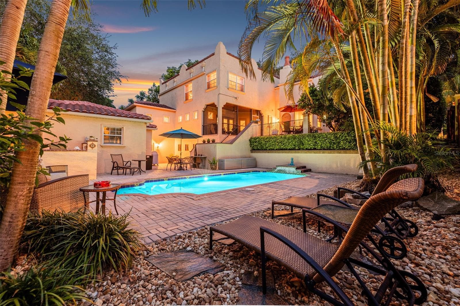 Captivating Backyard Retreat - 322 ROEBLING RD S, BELLEAIR