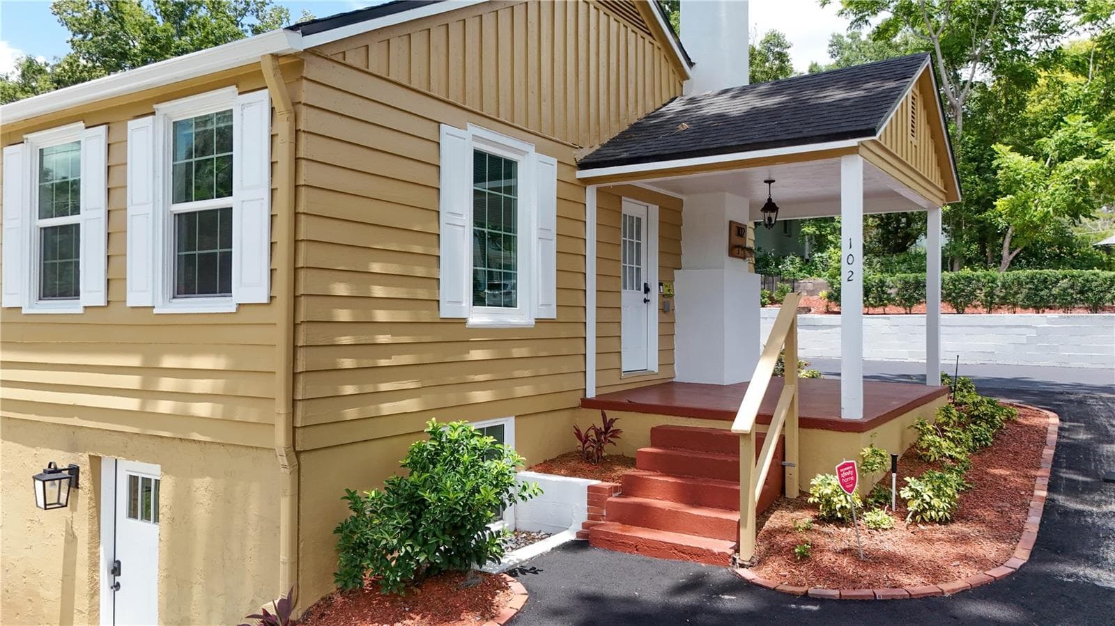 Main Entrance - 102 N CLAYTON ST, MOUNT DORA