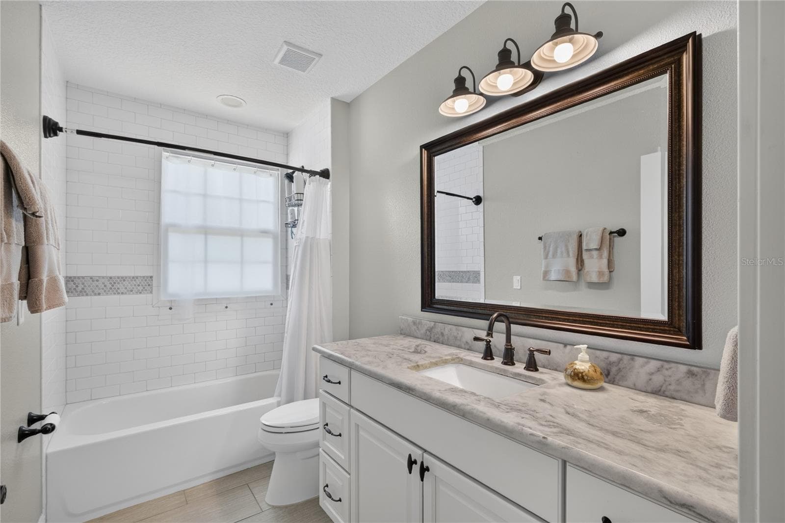 Bath 3 - 102 N CLAYTON ST, MOUNT DORA