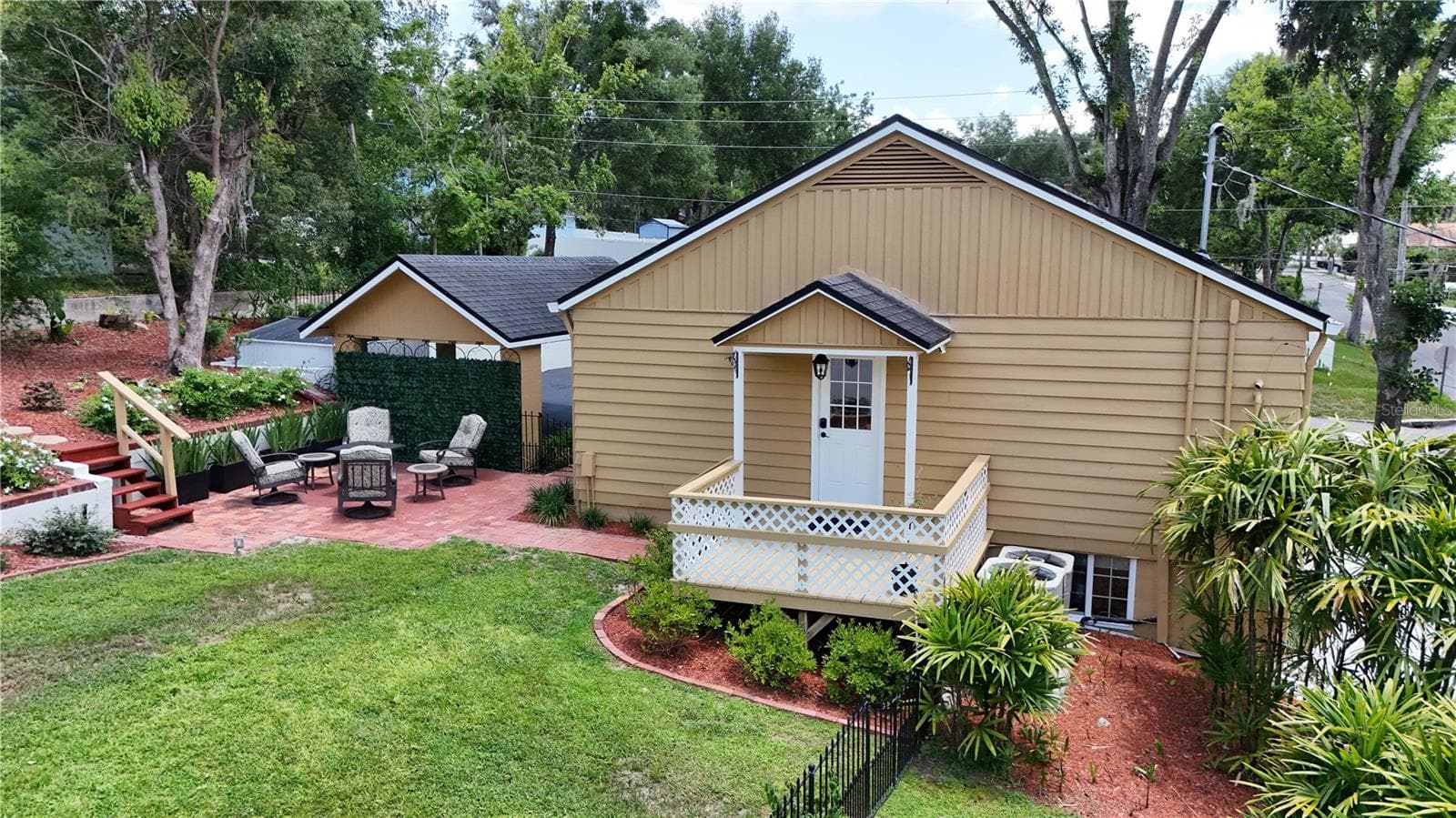 Side of Home - 102 N CLAYTON ST, MOUNT DORA