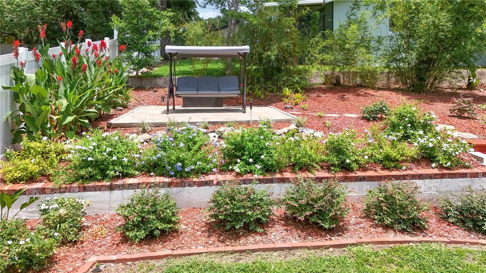 Landscaping - 102 N CLAYTON ST, MOUNT DORA