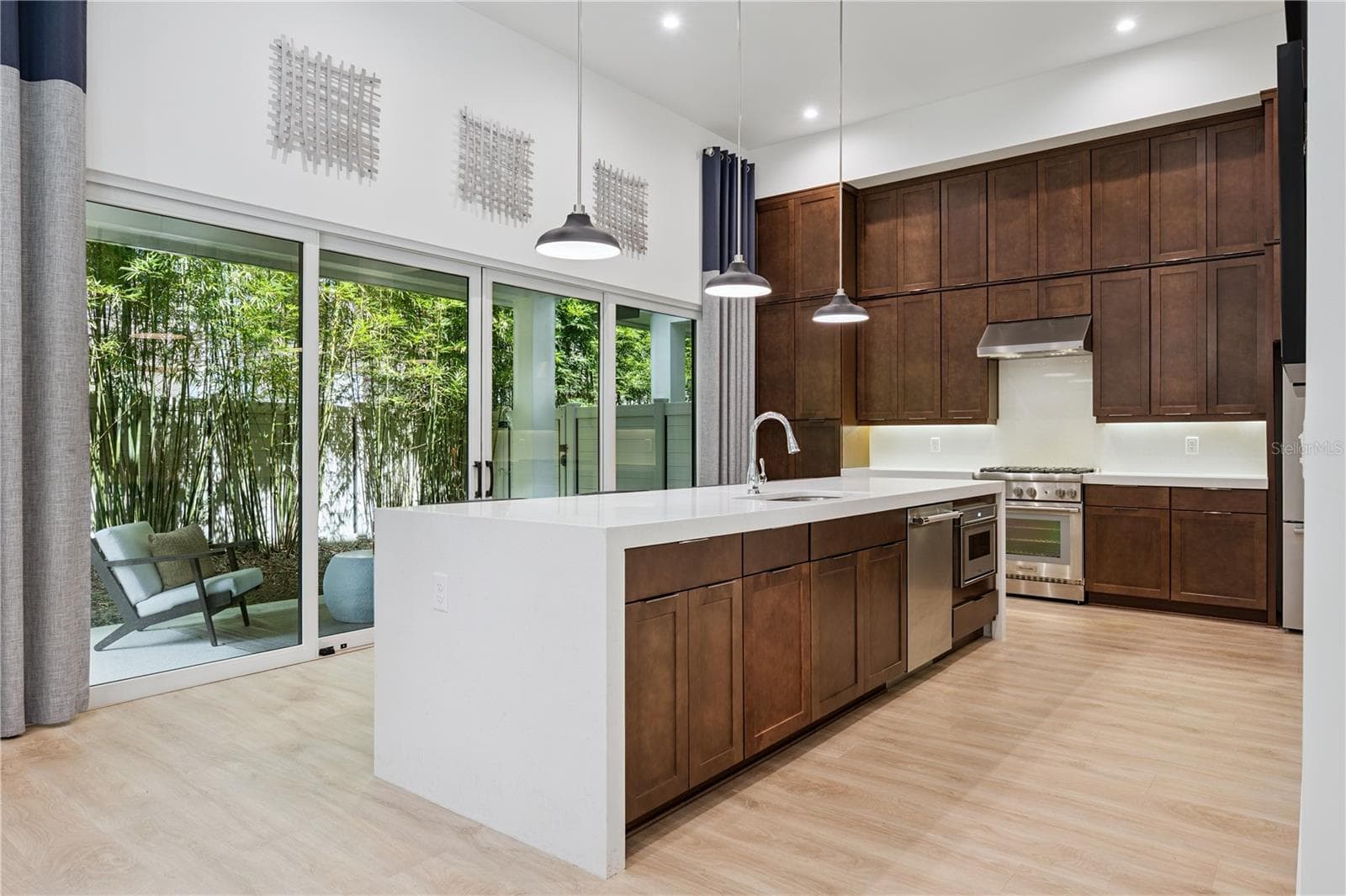 Gourmet Kitchen with Stacked Upper Flat Cabinets - 512 W SWOOPE AVE, WINTER PARK
