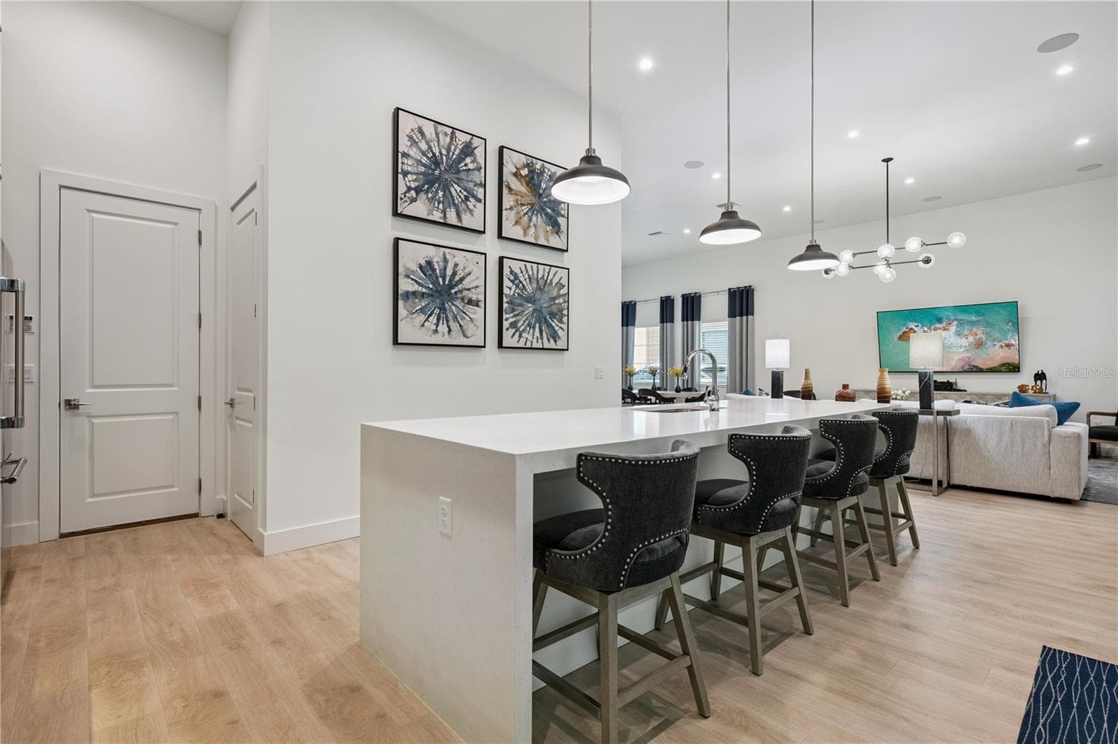 Quartz Waterfall Island Seats 4 - 512 W SWOOPE AVE, WINTER PARK