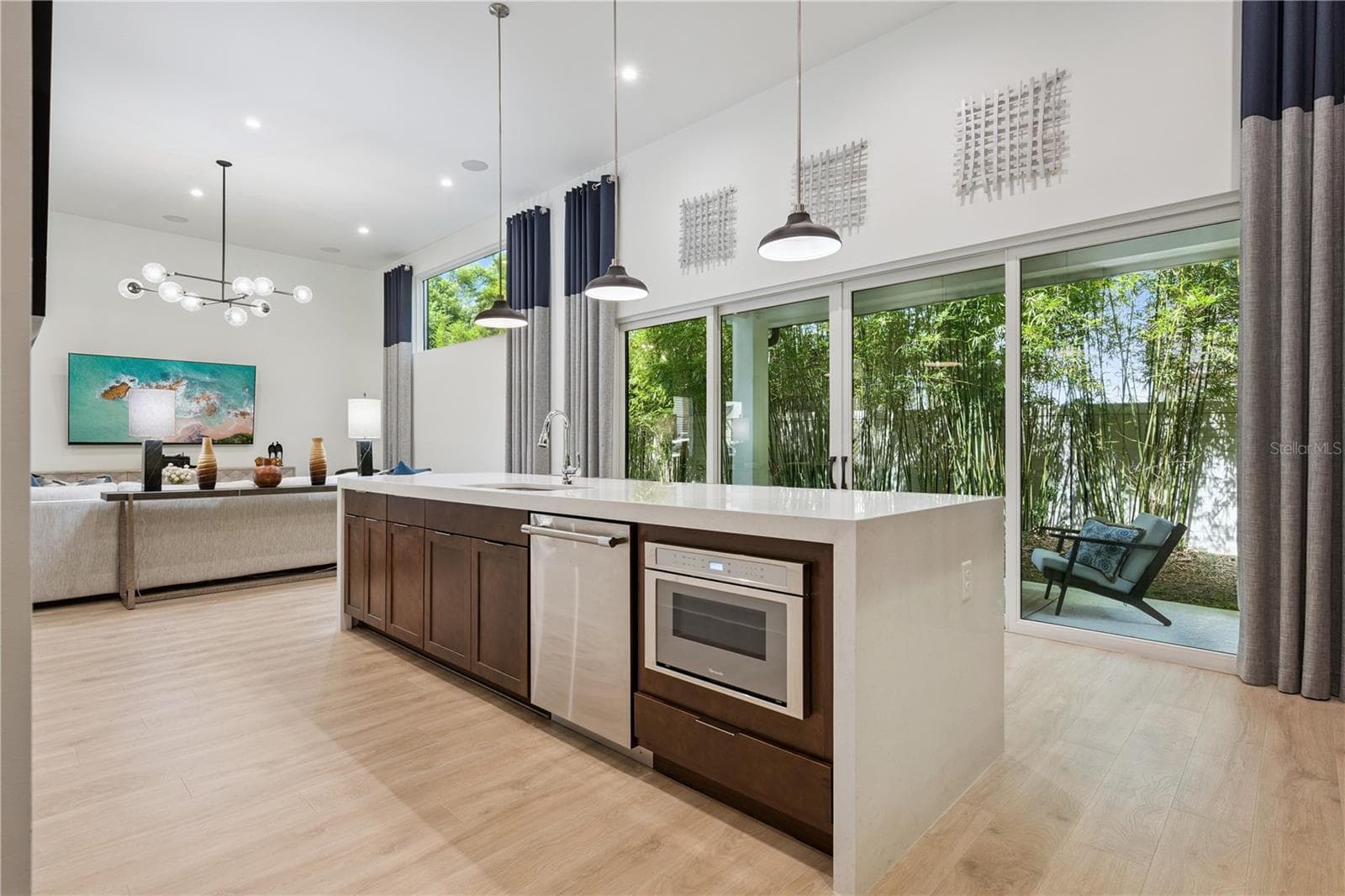 Quartz Waterfall Island with oversized sink and built-in microwave - 512 W SWOOPE AVE, WINTER PARK