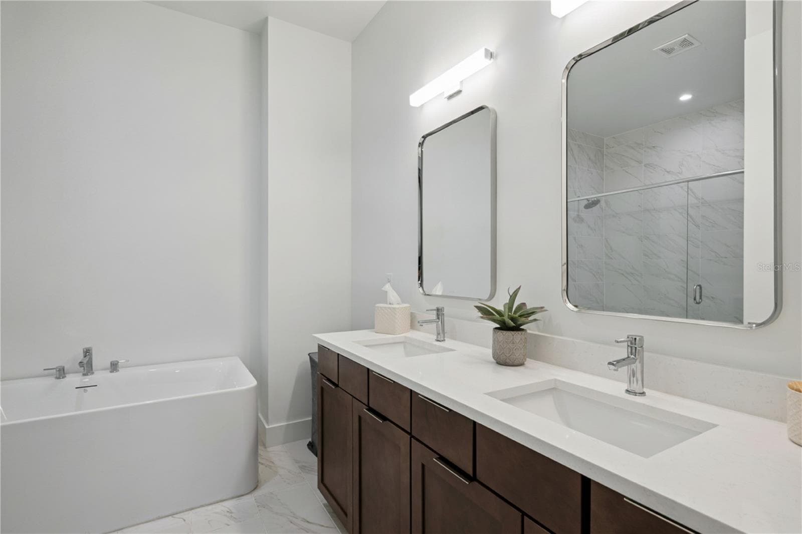 Primary Bath with Dual Sinks/Soak-in Tub and Large Walk-In Shower - 512 W SWOOPE AVE, WINTER PARK