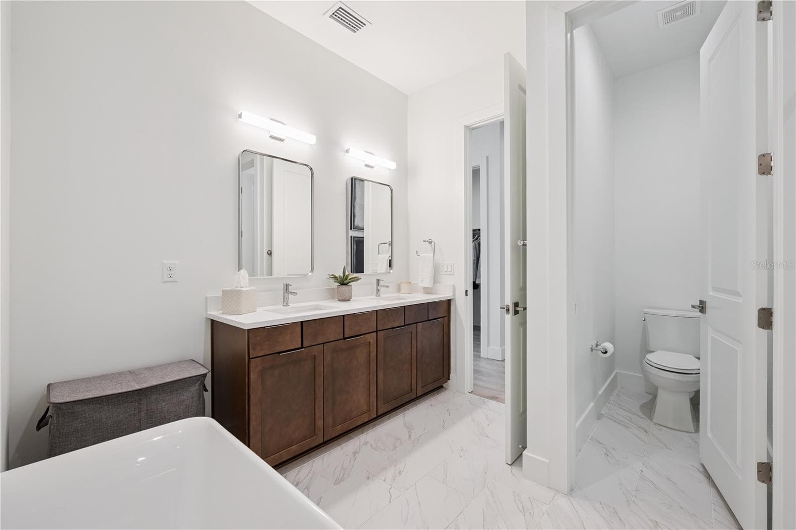 Primary Bath with Dual Sinks/Soak-in Tub and Large Walk-In Shower - 512 W SWOOPE AVE, WINTER PARK