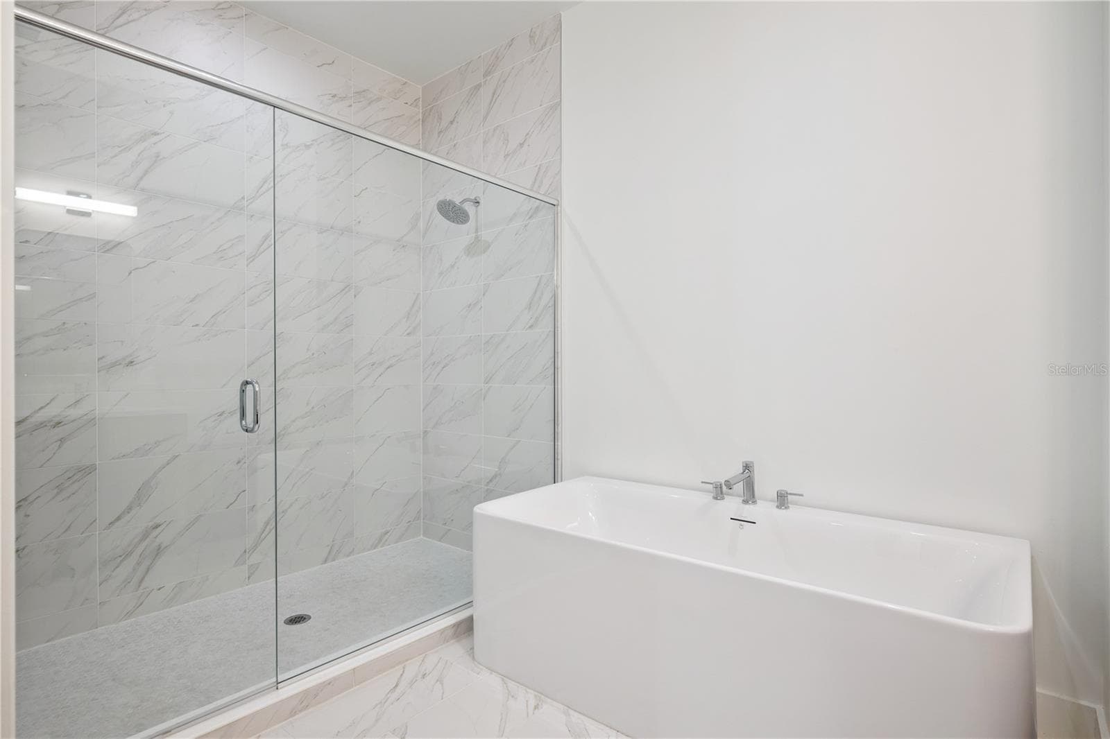 Primary Bath with Dual Sinks/Soak-in Tub and Large Walk-In Shower - 512 W SWOOPE AVE, WINTER PARK