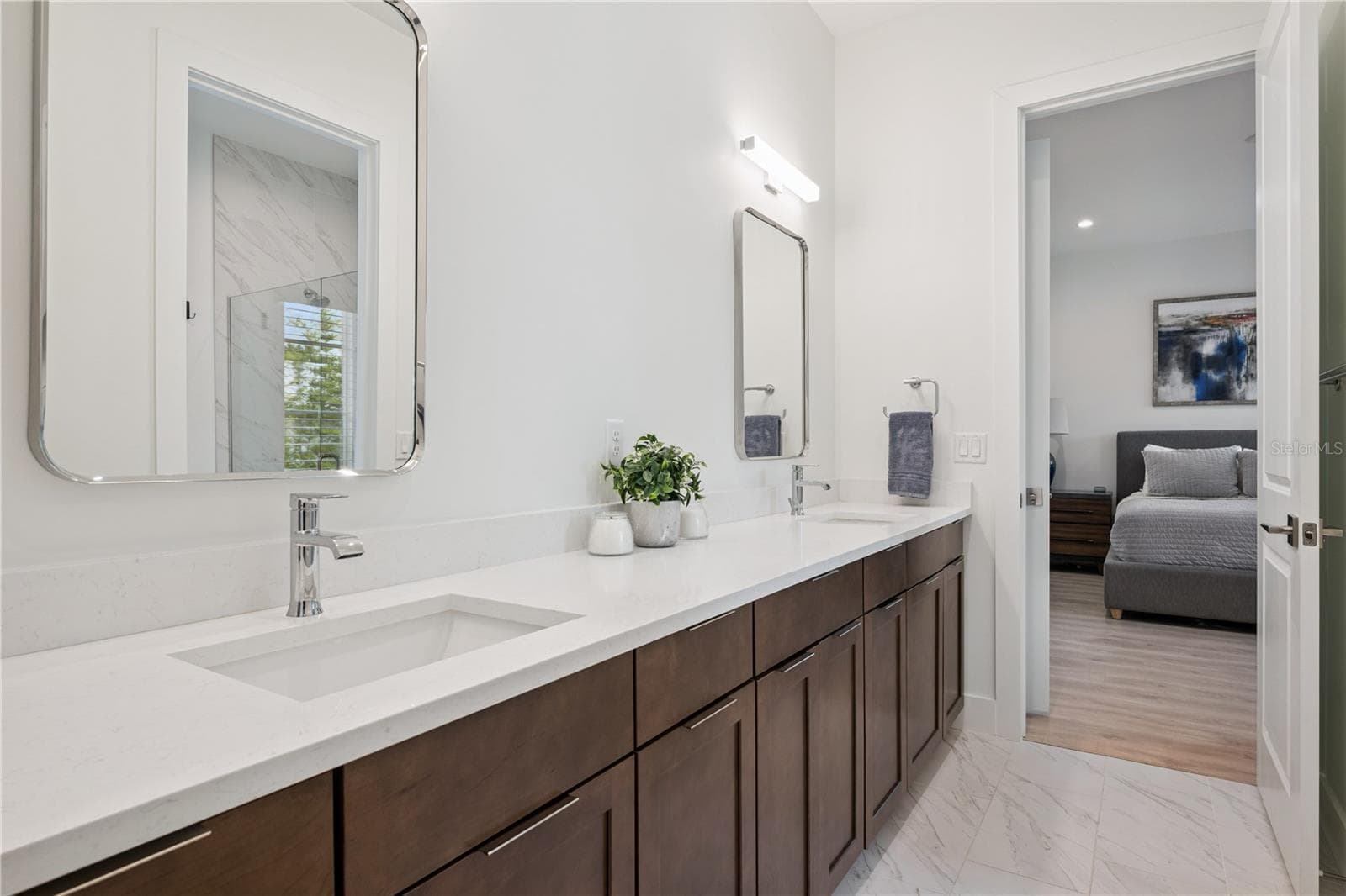 Shared Ensuite that services Bedrooms Two and Three - 512 W SWOOPE AVE, WINTER PARK