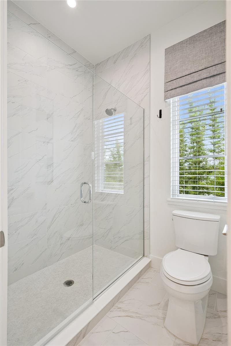 Shared Ensuite with Large Walk-In Shower that services Bedrooms Two and Three - 512 W SWOOPE AVE, WINTER PARK