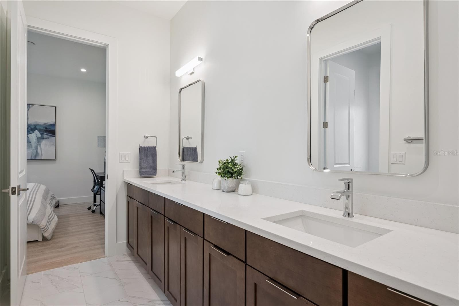 Shared Ensuite with Dual Sinks that services Bedrooms Two and Three - 512 W SWOOPE AVE, WINTER PARK