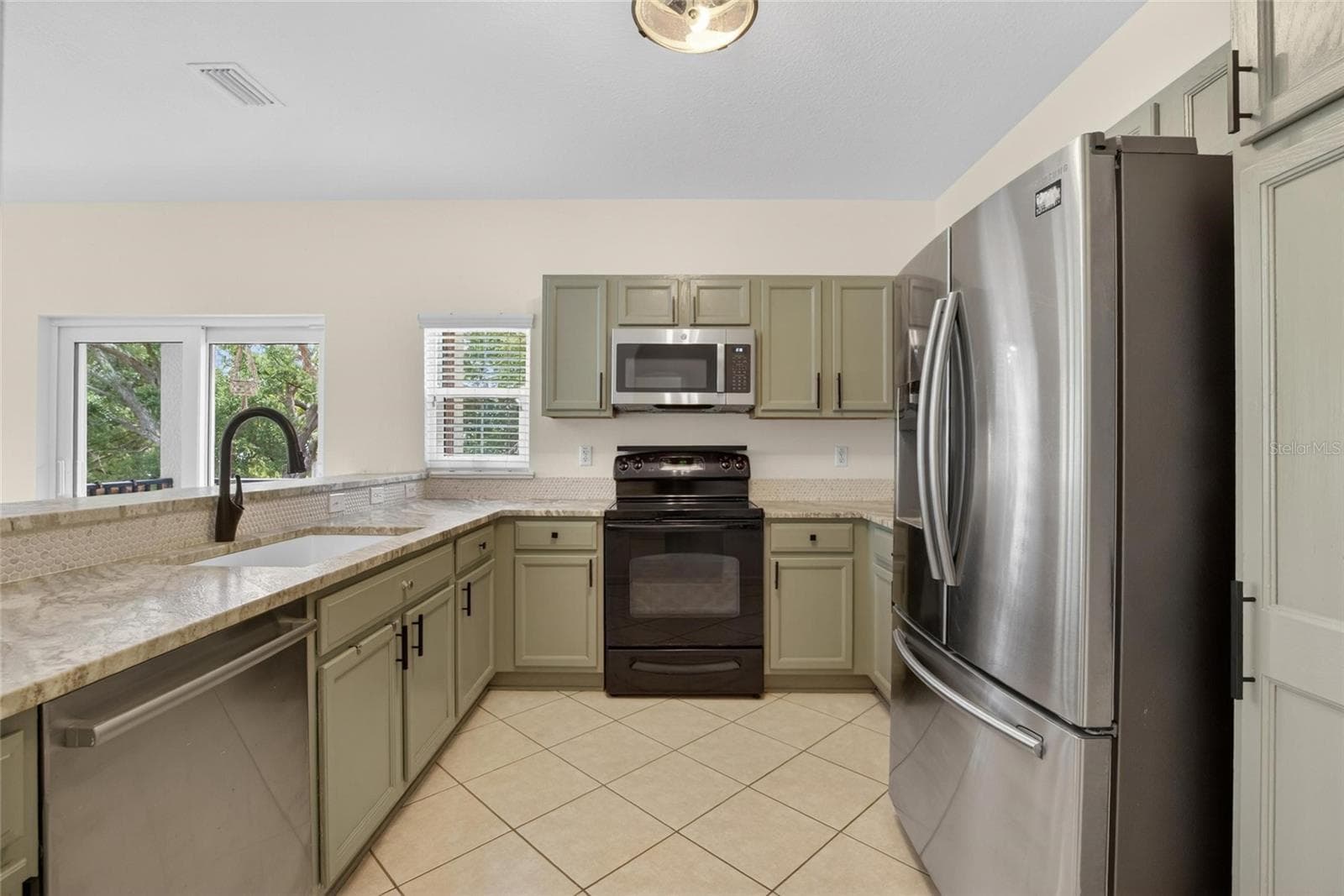 Granite countertops, with all appliances included. - 307 SUMMER CLOUDS PL, BRANDON