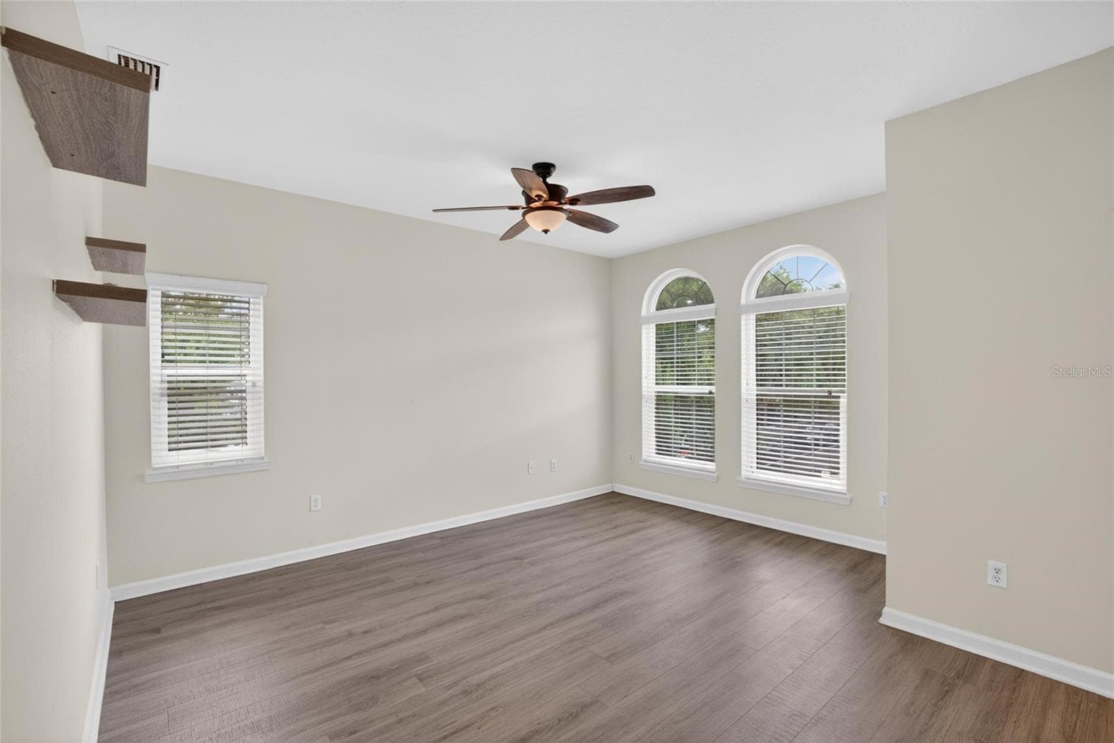 Upstairs primary bedroom. - 307 SUMMER CLOUDS PL, BRANDON