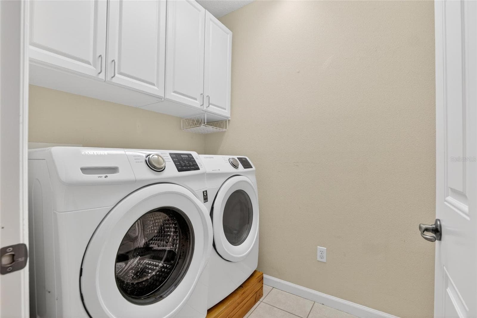 Downstairs laundry room. - 307 SUMMER CLOUDS PL, BRANDON