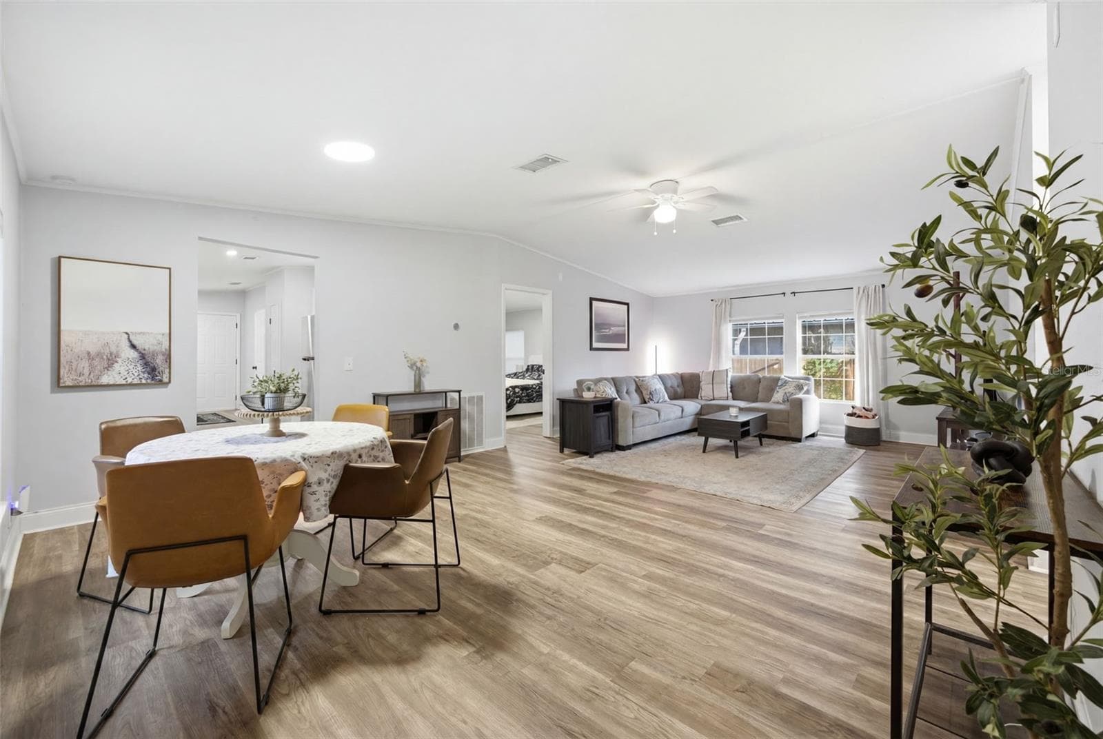 Single Family Residence at 5203 N MENDENHALL DR, TAMPA, photo 5 of 42