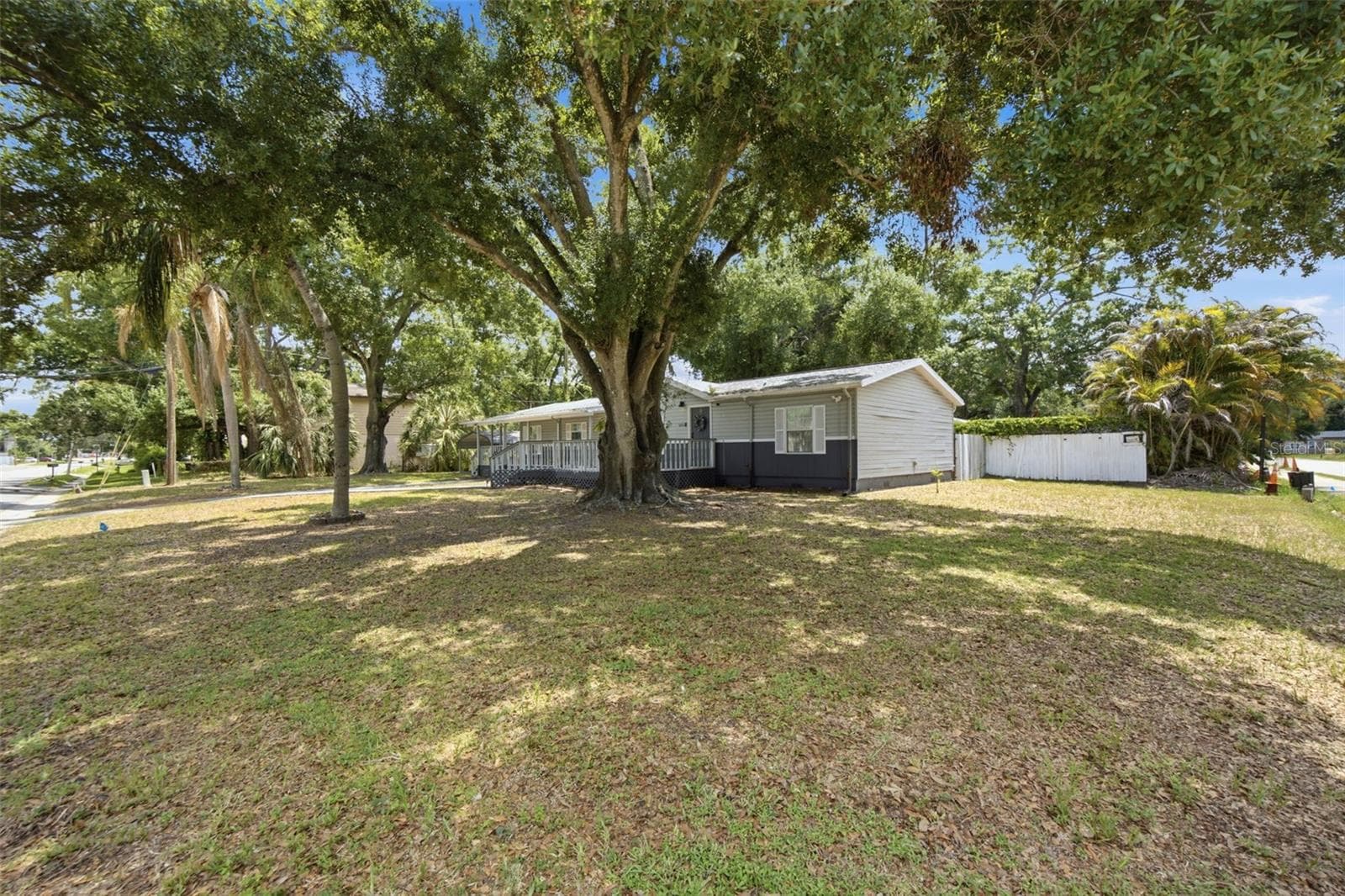 Single Family Residence at 5203 N MENDENHALL DR, TAMPA, photo 39 of 42