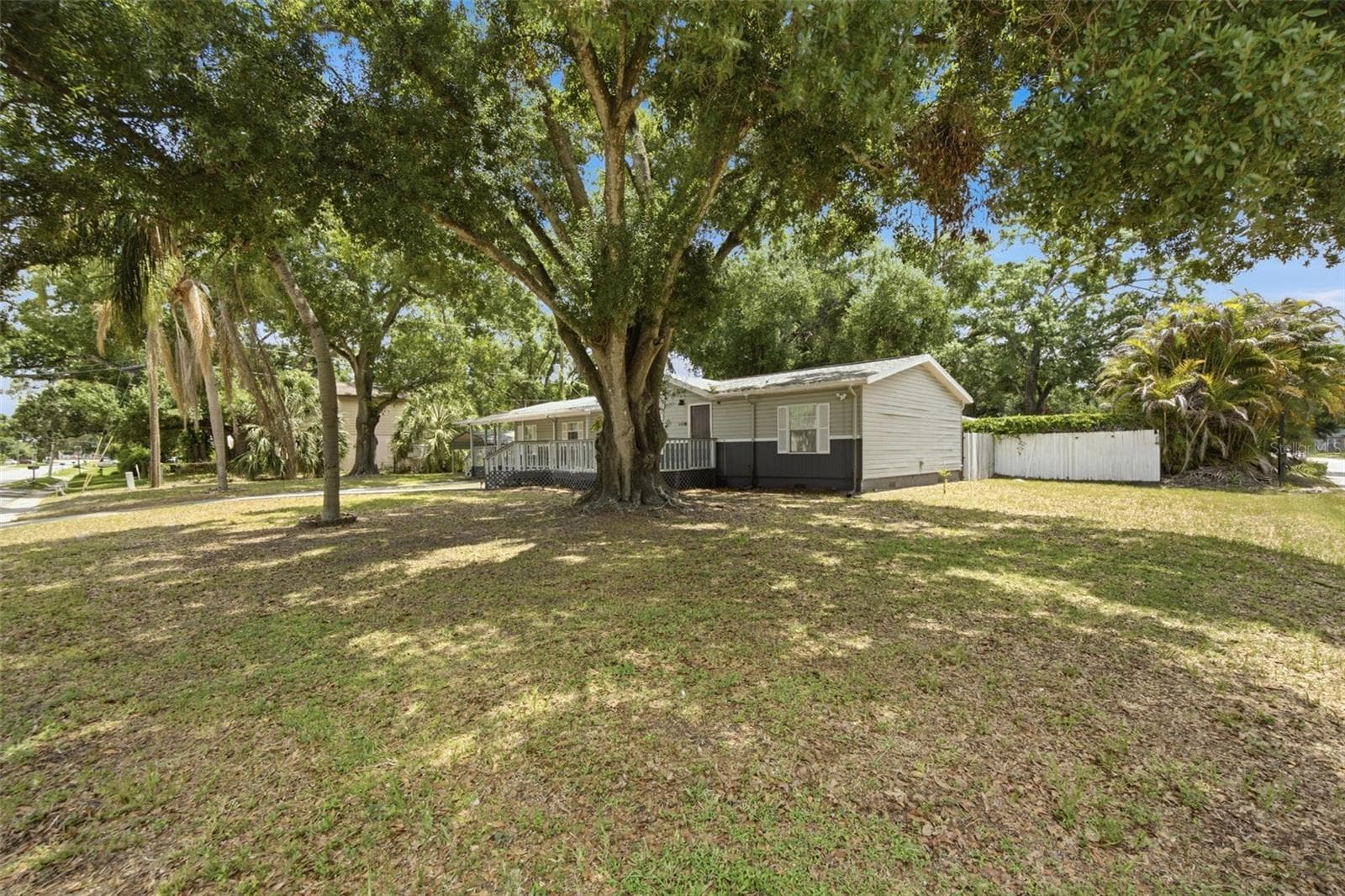 Single Family Residence at 5203 N MENDENHALL DR, TAMPA, photo 41 of 42