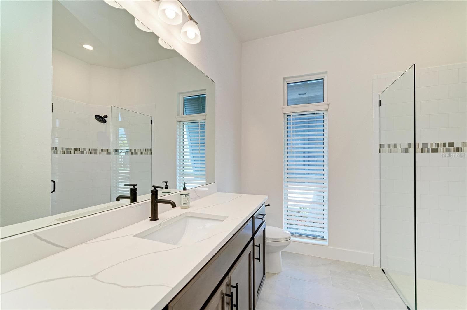 En suite Guest Bath - 5935 CAT CLAW LN, BRADENTON