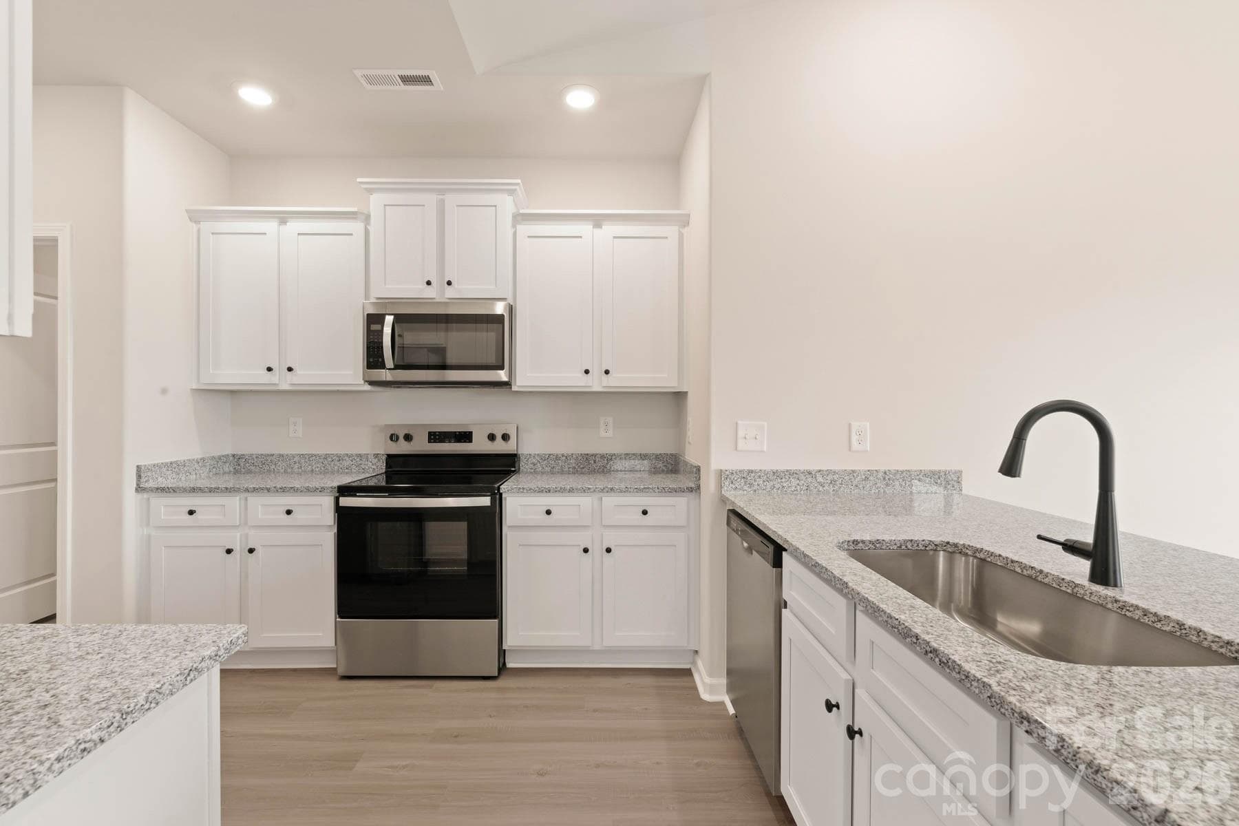 Single Family Residence at 421 Robindale Court, Winston Salem, photo 6 of 23