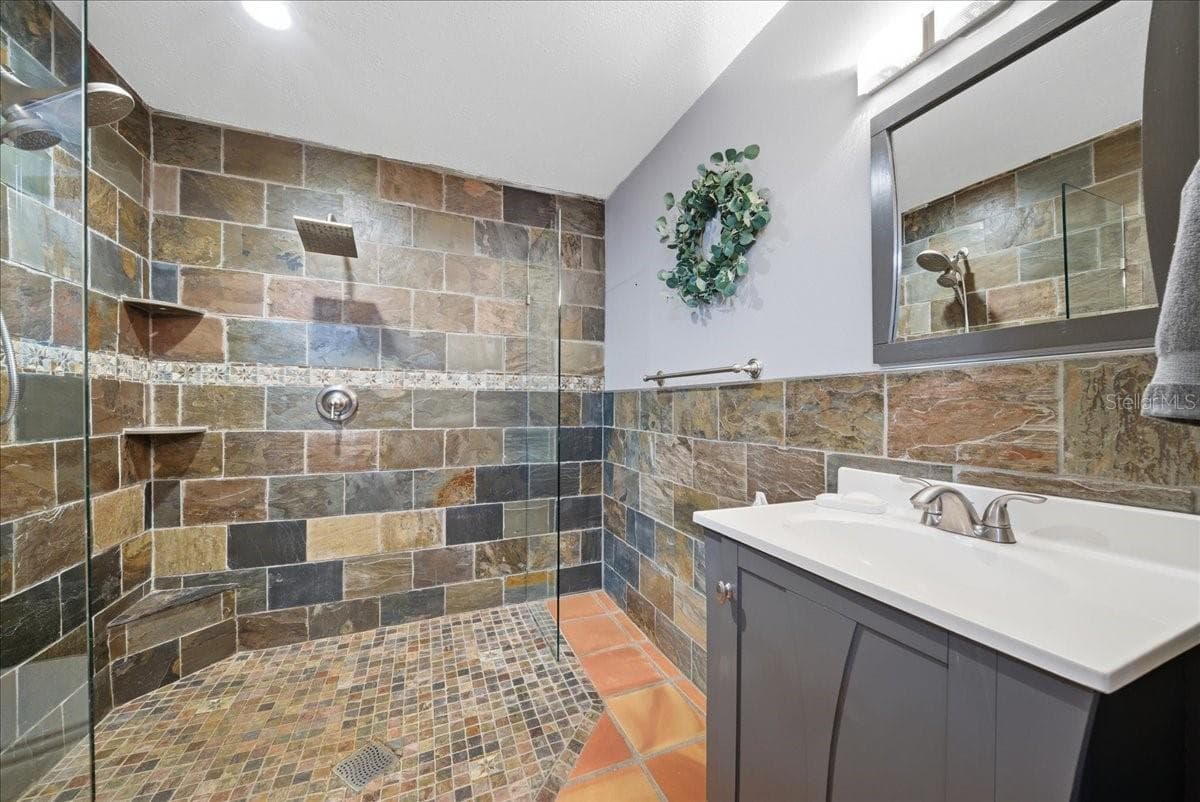 Main House - Master Bathroom - 8095 ROSE AVE, ORLANDO