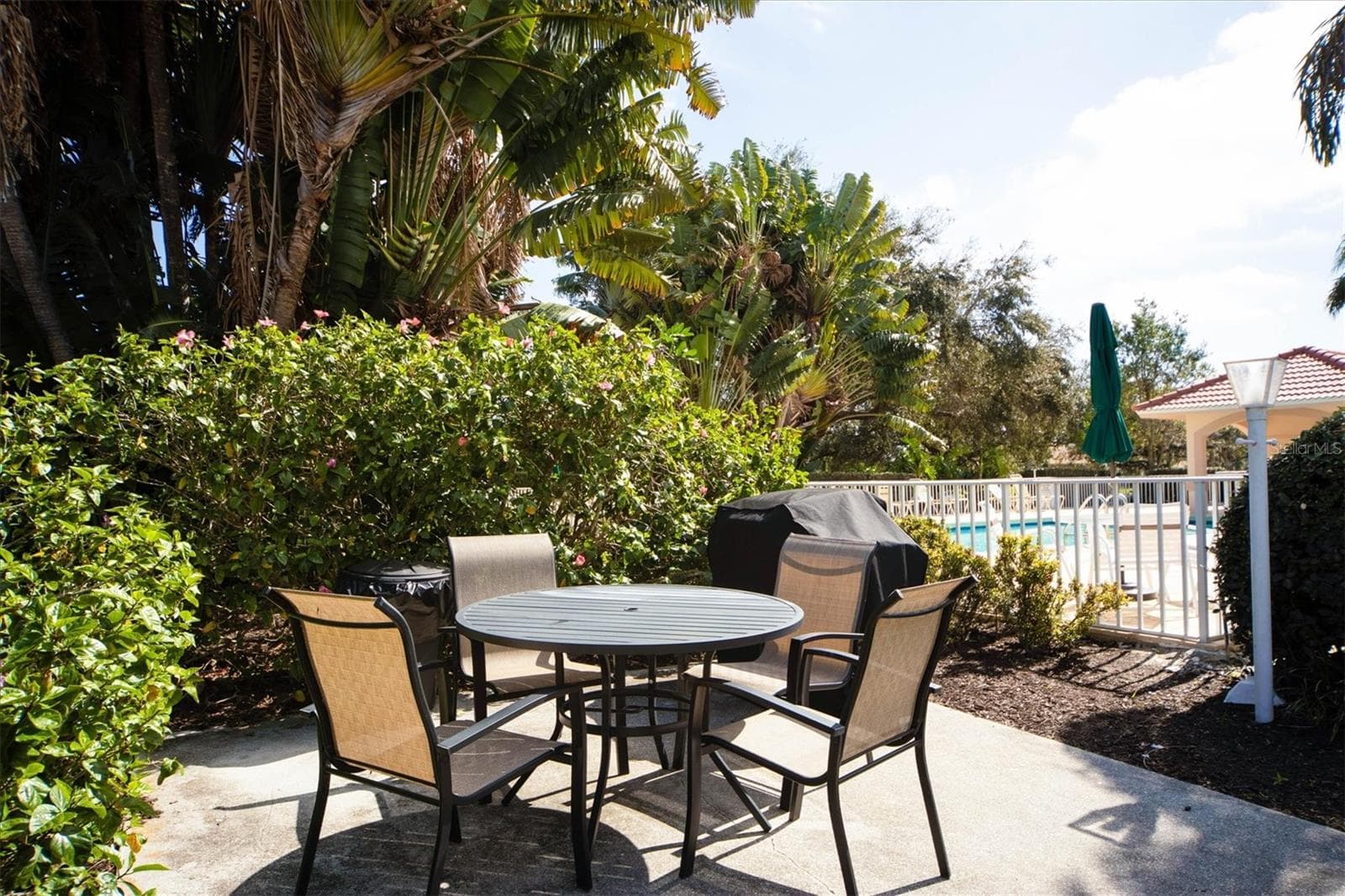 Clubside picnic area - 9320 CLUBSIDE CIR #2209, SARASOTA