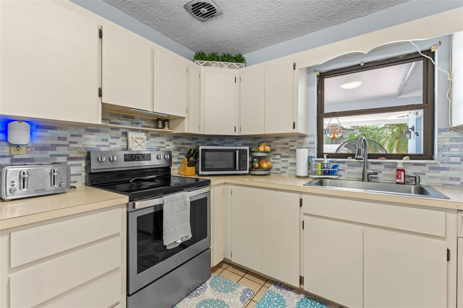 Single Family Residence at 2833 56TH LN N, ST PETERSBURG, photo 11 of 49