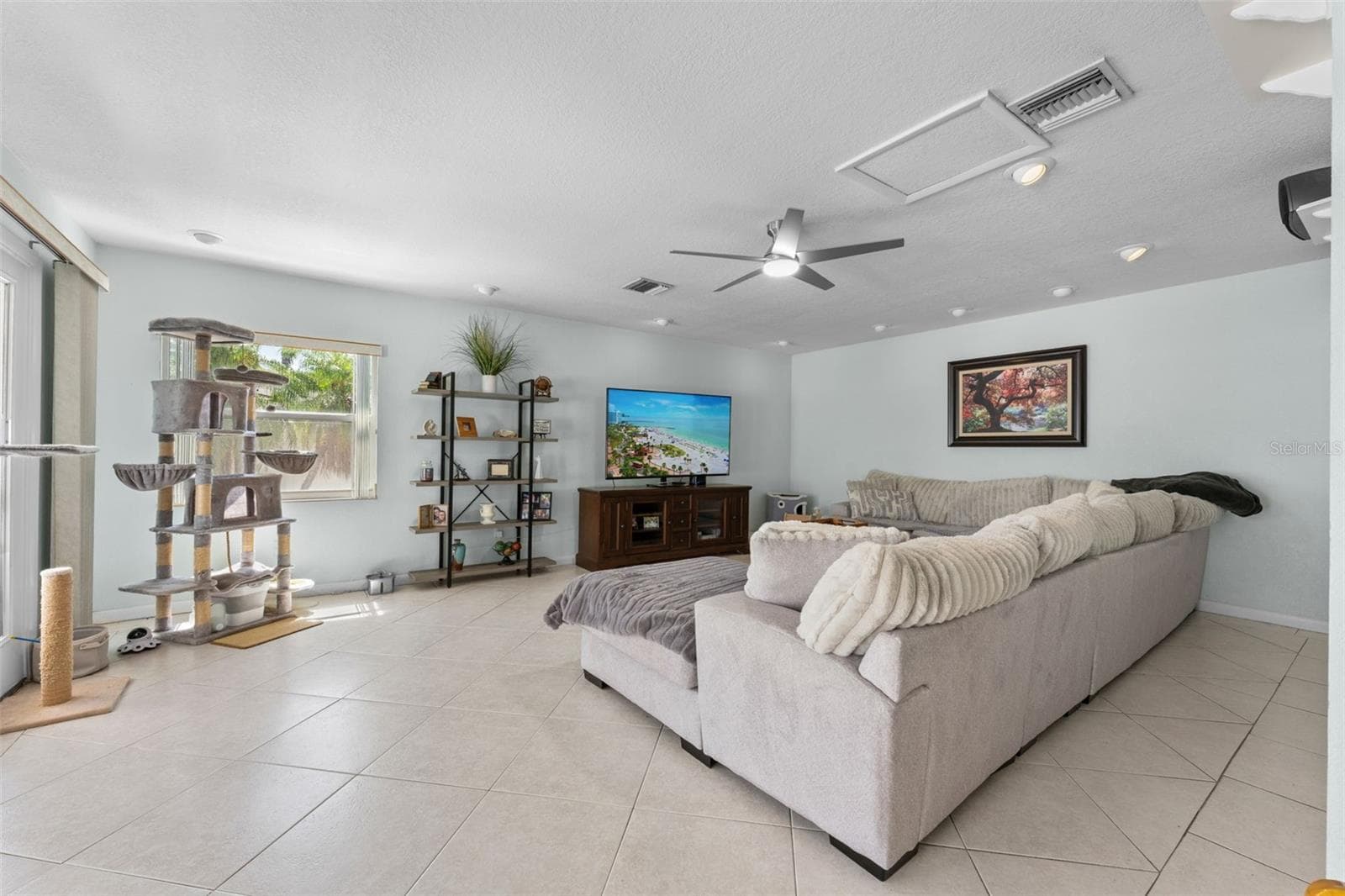 Extra large family room - 2833 56TH LN N, ST PETERSBURG