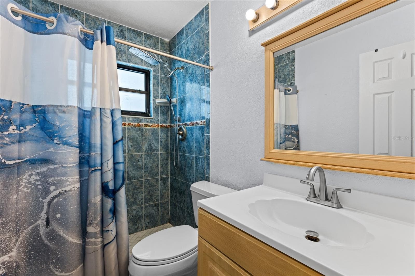 Hall bath - 2833 56TH LN N, ST PETERSBURG
