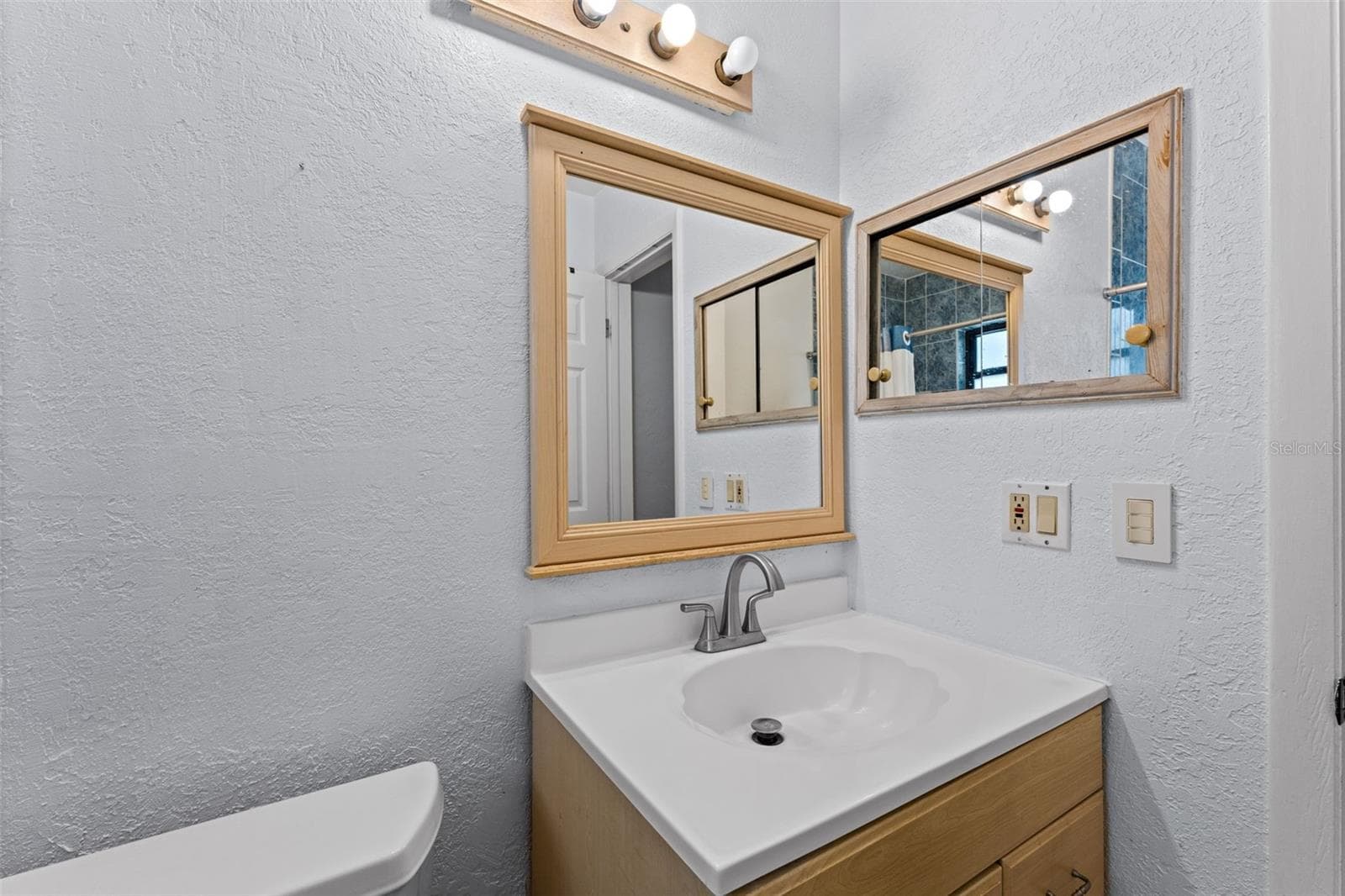 Hall bath - 2833 56TH LN N, ST PETERSBURG